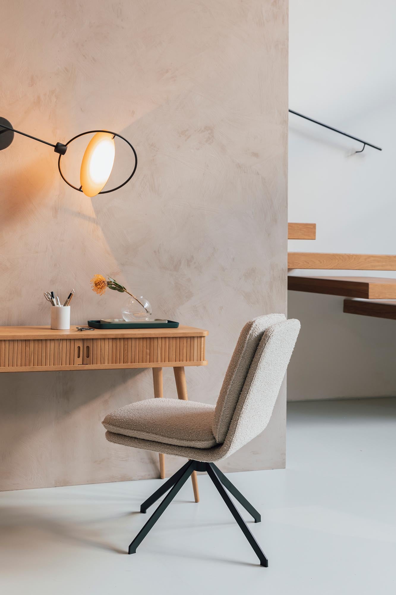 Eleganter Stuhl Tyler von Zuiver, ideal für stilvolle Räume. Hochwertige Verarbeitung, bequeme Polsterung und modernes Design vereinen sich.