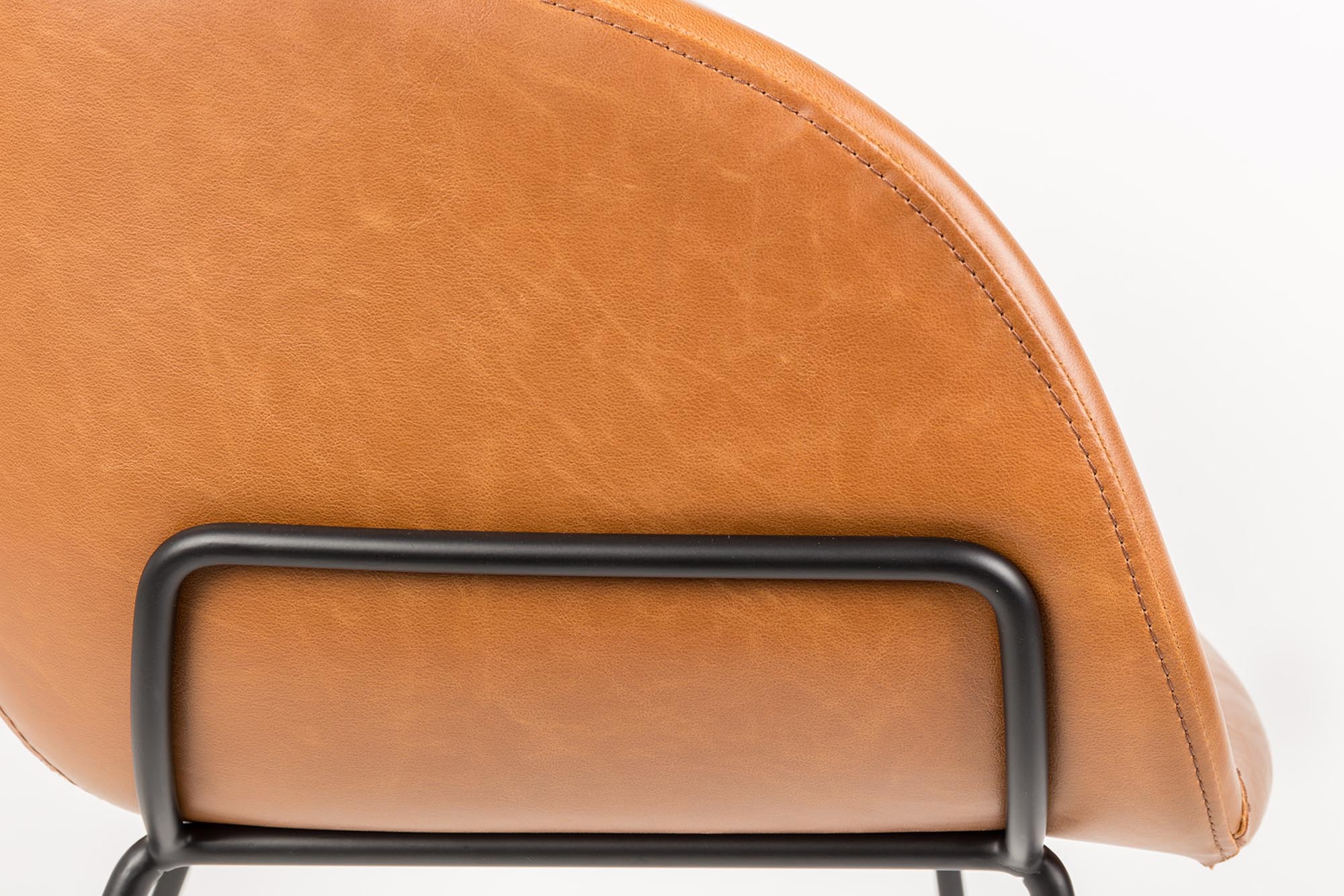 Der stilvolle Armlehnstuhl Feston von Zuiver vereint modernes Design mit Komfort. Perfekt für Esszimmer, Büro oder Wohnbereich.