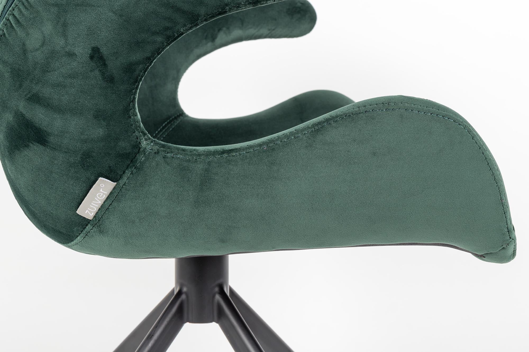 Erleben Sie den Armlehnstuhl Mia von Zuiver – modernes Design trifft auf höchsten Komfort und passt perfekt in jedes Zuhause.