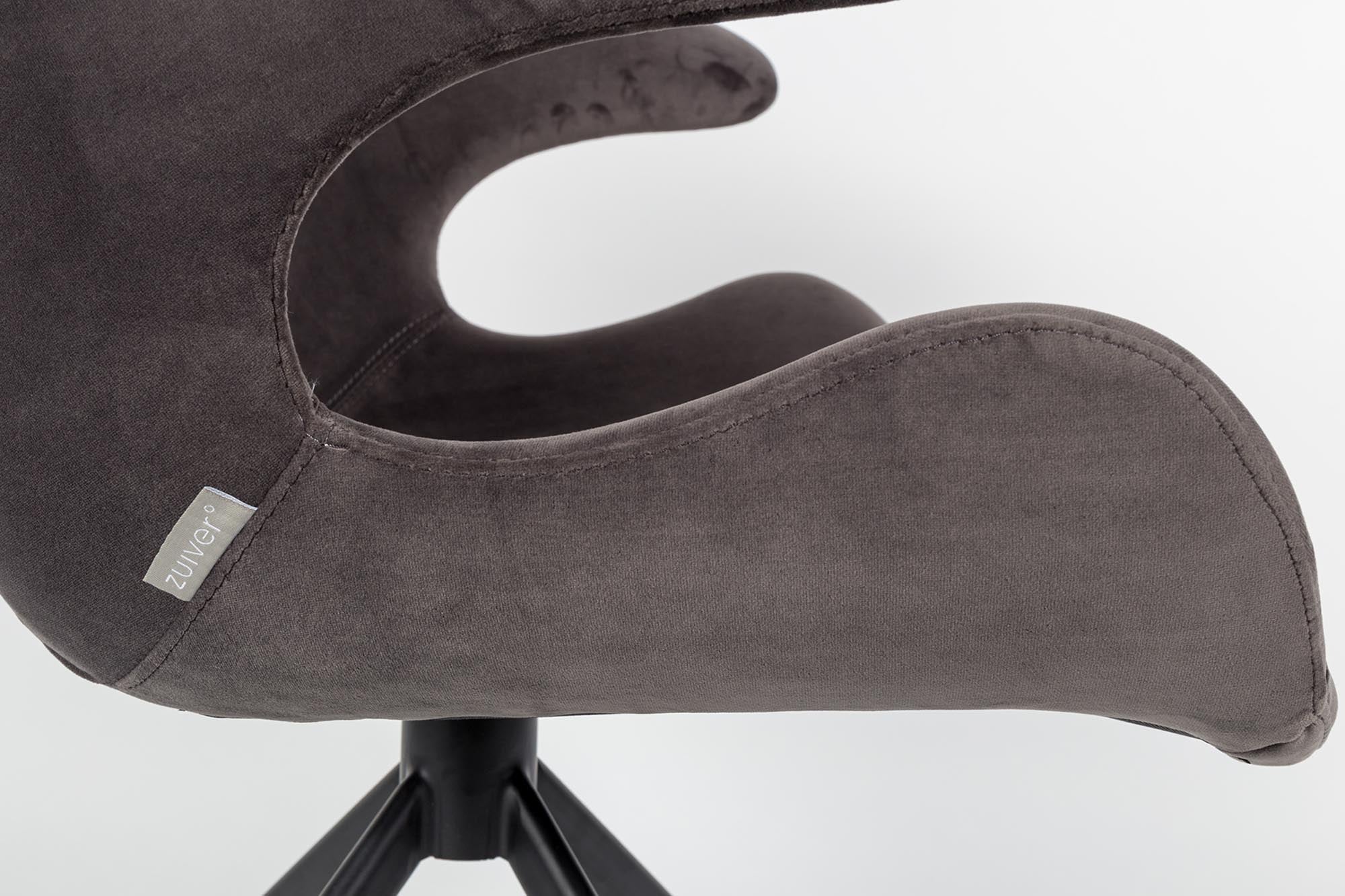 Der Armlehnstuhl Mia von Zuiver vereint modernes Design mit höchstem Sitzkomfort – perfekt für Ihr stilvolles Zuhause.