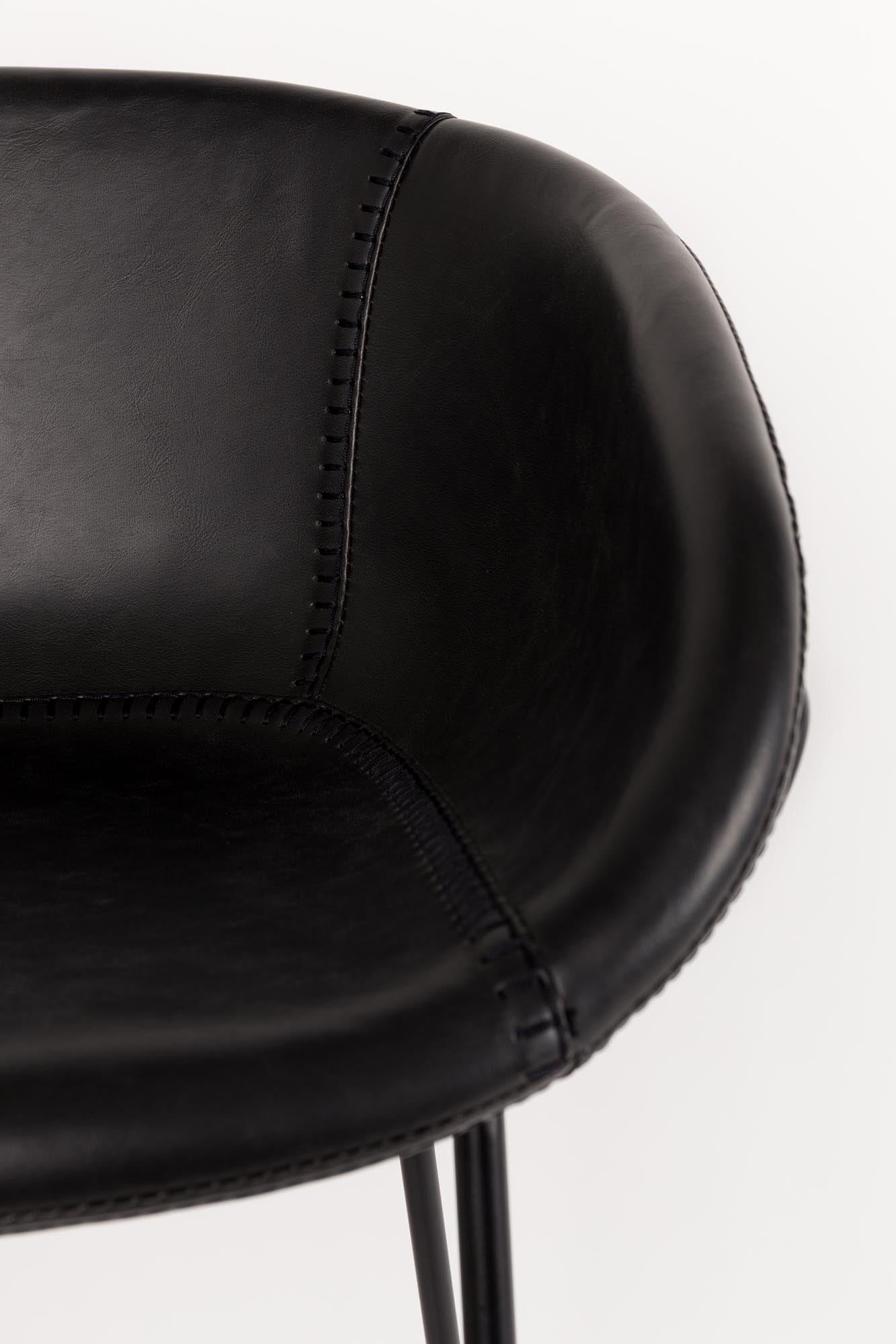 Moderner Barstuhl Feston von Zuiver, der durch sein elegantes Design und bequeme Polsterung besticht, ideal für stilvolle Wohnräume.