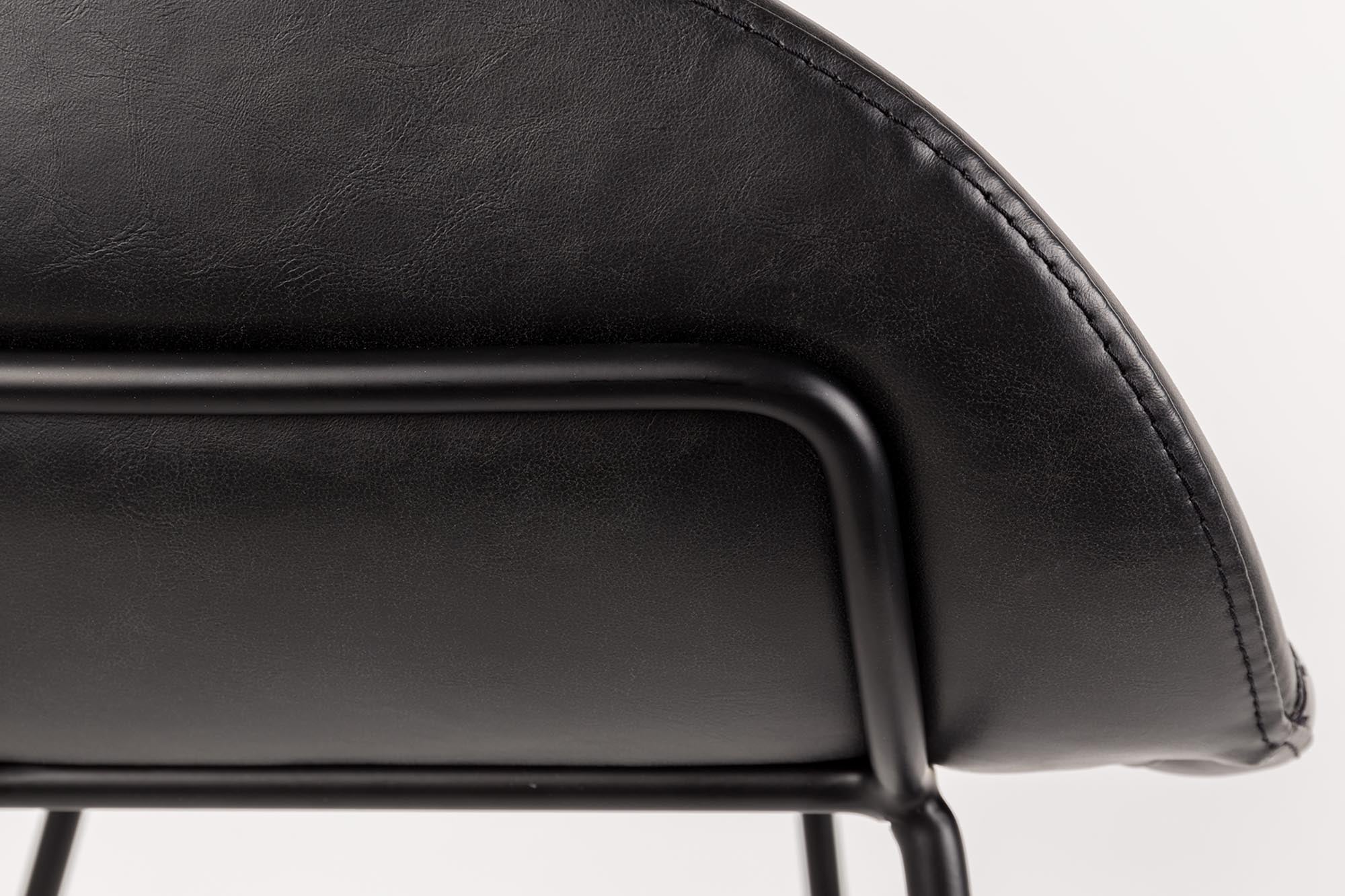 Eleganter Barstuhl Feston von Zuiver, kombiniert zeitgemäßes Design mit bequemer Polsterung, perfekt für jede moderne Einrichtung.