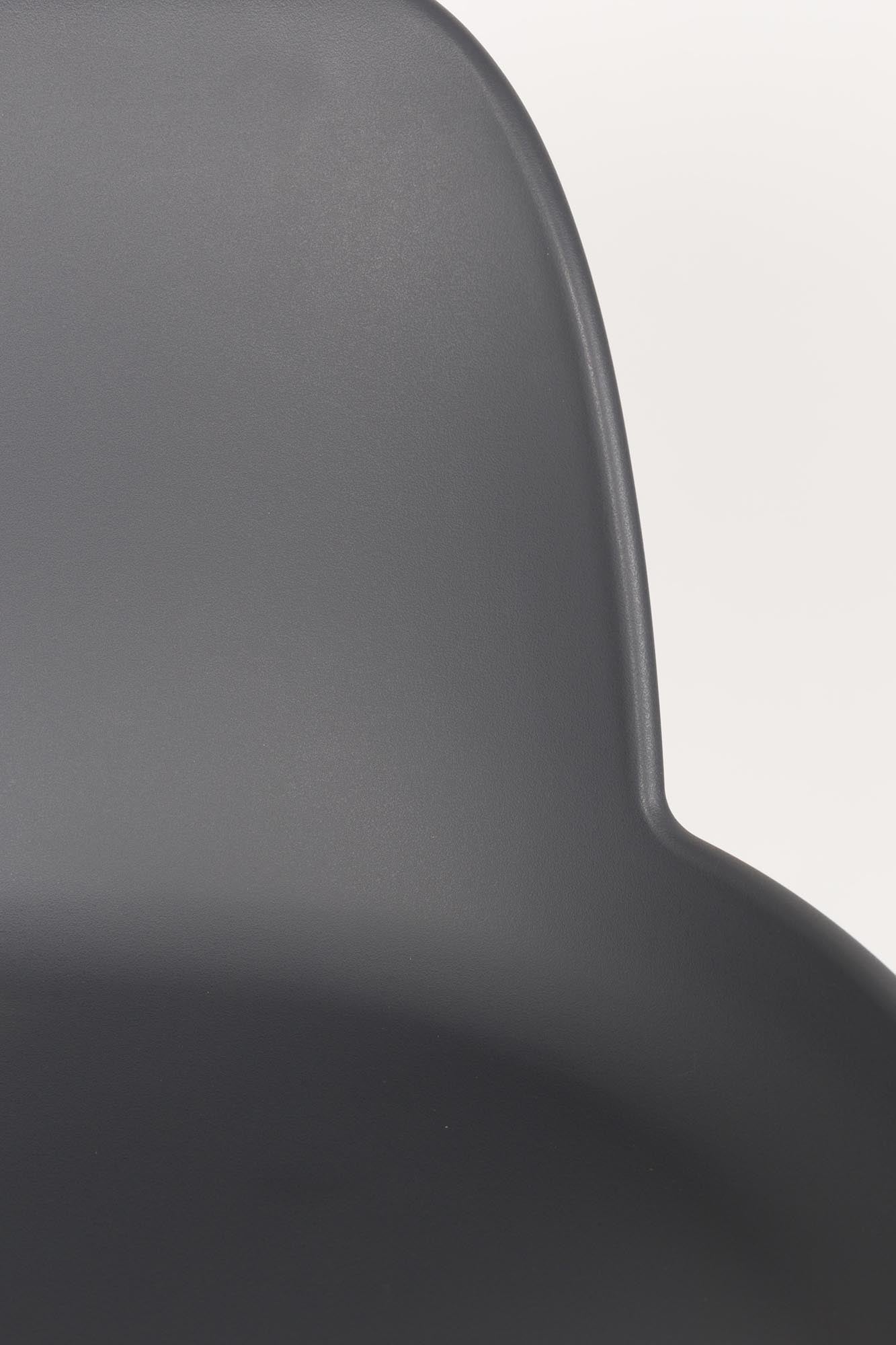 Eleganter Barstuhl Albert Kuip von Zuiver, ideal für stilvolle Einrichtungen, vereint modernes Design mit optimalem Sitzkomfort.