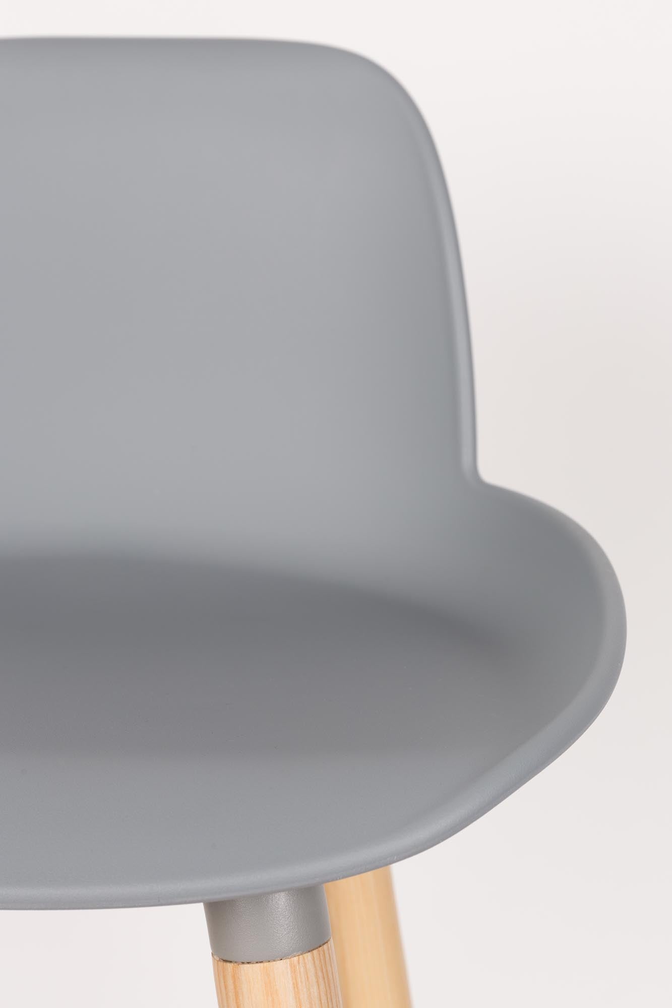 Der Barstuhl Albert Kuip von Zuiver vereint modernes Design mit optimalem Sitzkomfort – ideal für stilvolle Wohnräume.