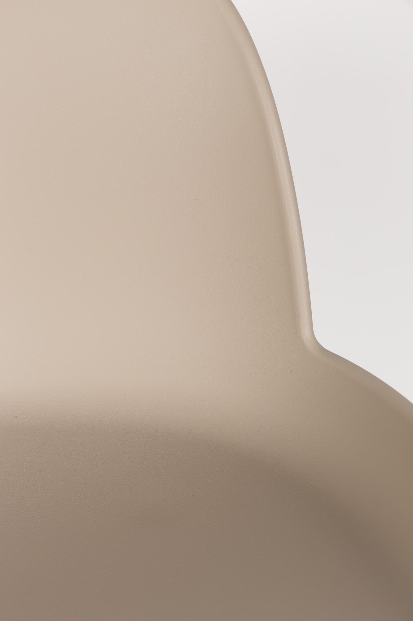 Stylischer Barstuhl Albert Kuip von Zuiver, perfekt für trendige Wohnräume, bietet eine harmonische Kombination aus Funktionalität und Ästhetik.
