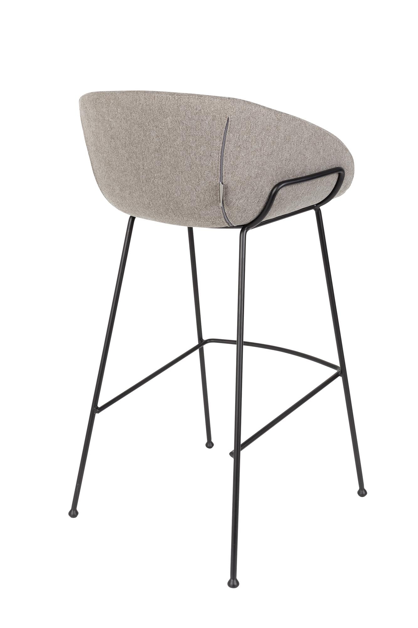 Eleganter Barstuhl Feston von Zuiver, ideal für stilvolle Bars und Küchen, vereint modernes Design mit hohem Sitzkomfort.