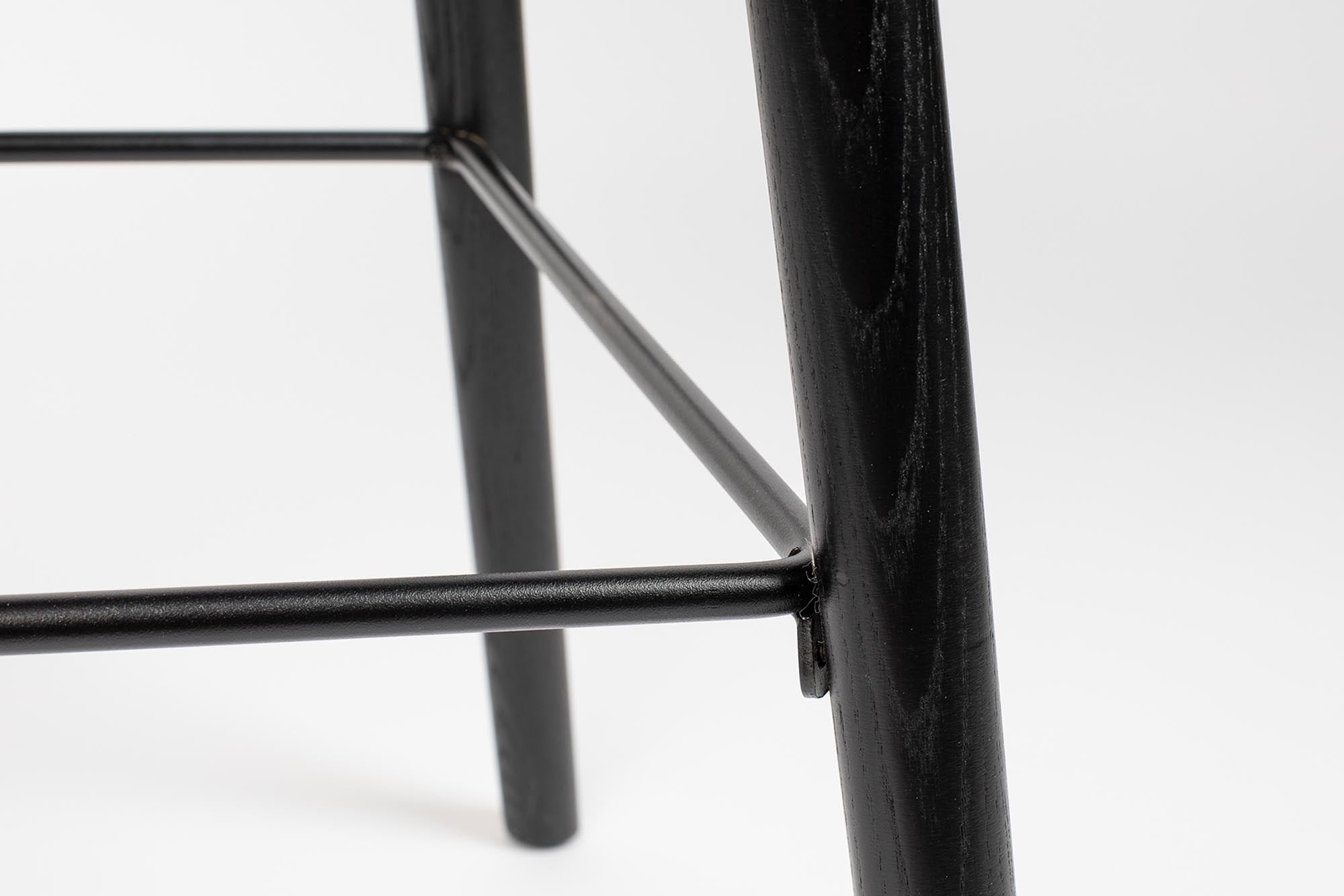 Eleganter Barstuhl Albert Kuip von Zuiver, ideal für stilvolle Küchen und Bars. Bequeme Sitzfläche und modernes Design in verschiedenen Farben.