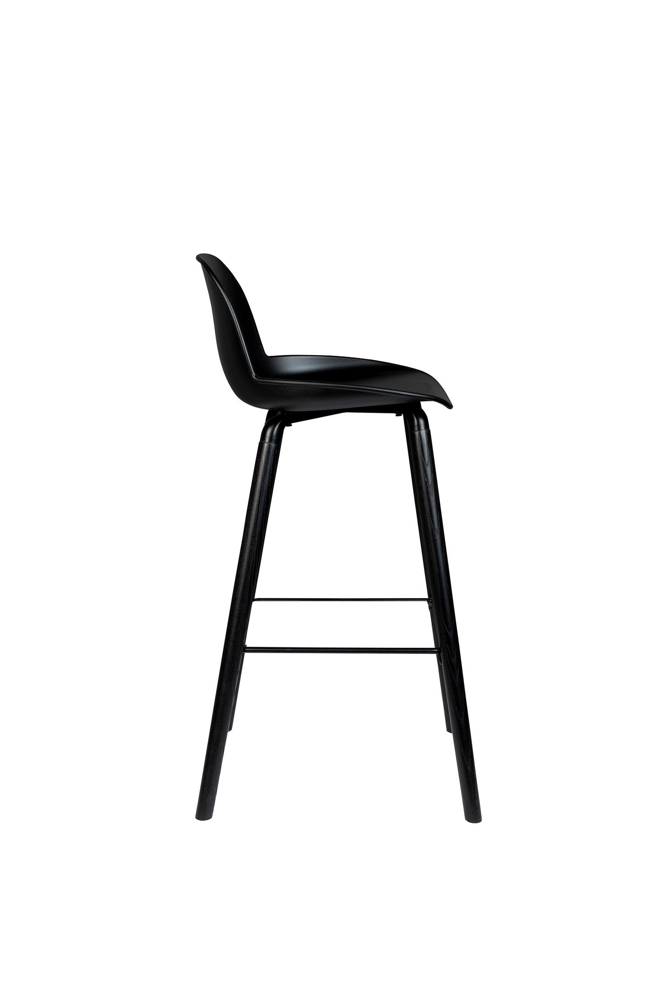 Der Barstuhl Albert Kuip von Zuiver vereint elegantes Design mit optimalem Komfort. Ideal für hohe Tische und ein echter Hingucker in jedem Raum.