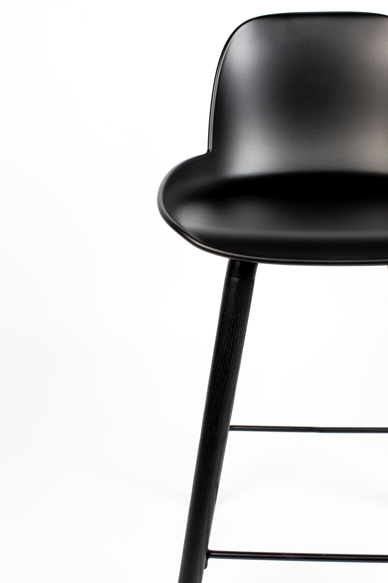 Der Albert Kuip Barstuhl von Zuiver vereint elegantes Design mit optimalem Sitzkomfort – perfekt für trendbewusste Einrichtungen.