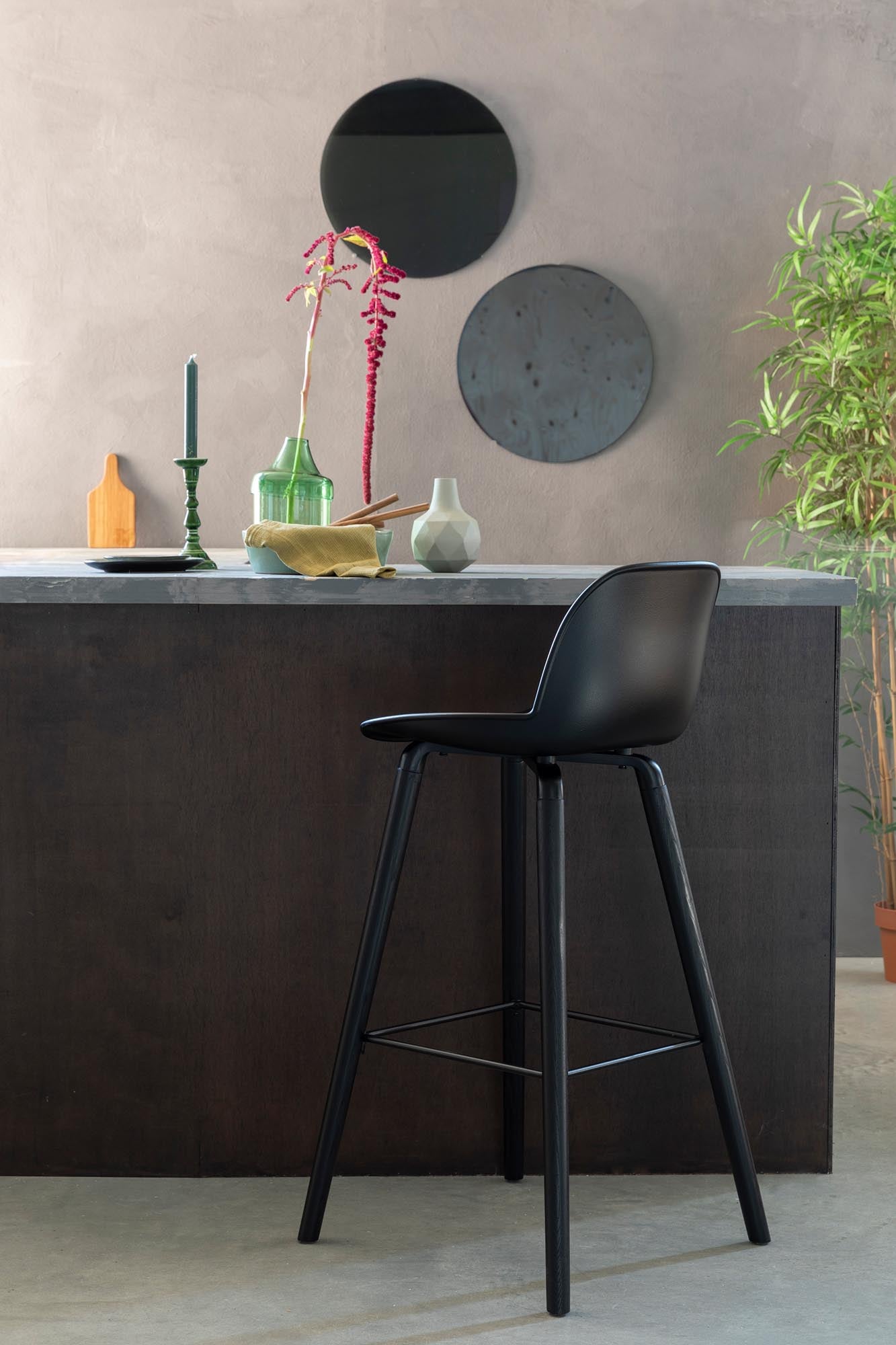 Entdecken Sie den Barstuhl Albert Kuip von Zuiver – ein elegantes Design, das Komfort und Funktionalität vereint. Ideal für jede Bar oder Küche.