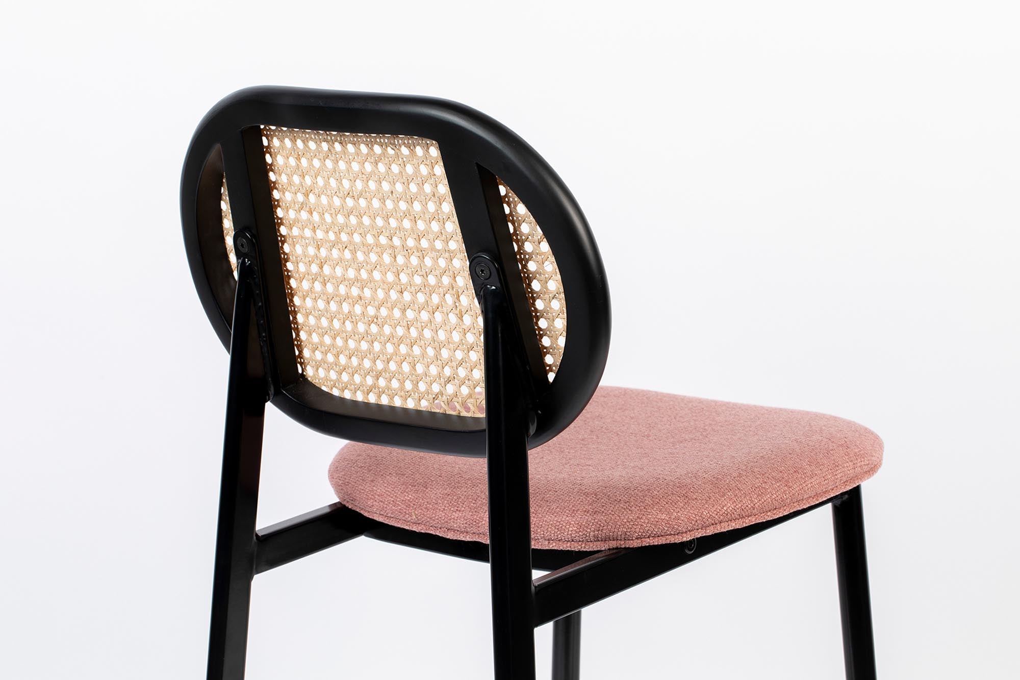 Moderner Barstuhl Spike von Zuiver, ideal für stilvolle Wohnräume, bietet eine harmonische Kombination aus Eleganz und Bequemlichkeit.