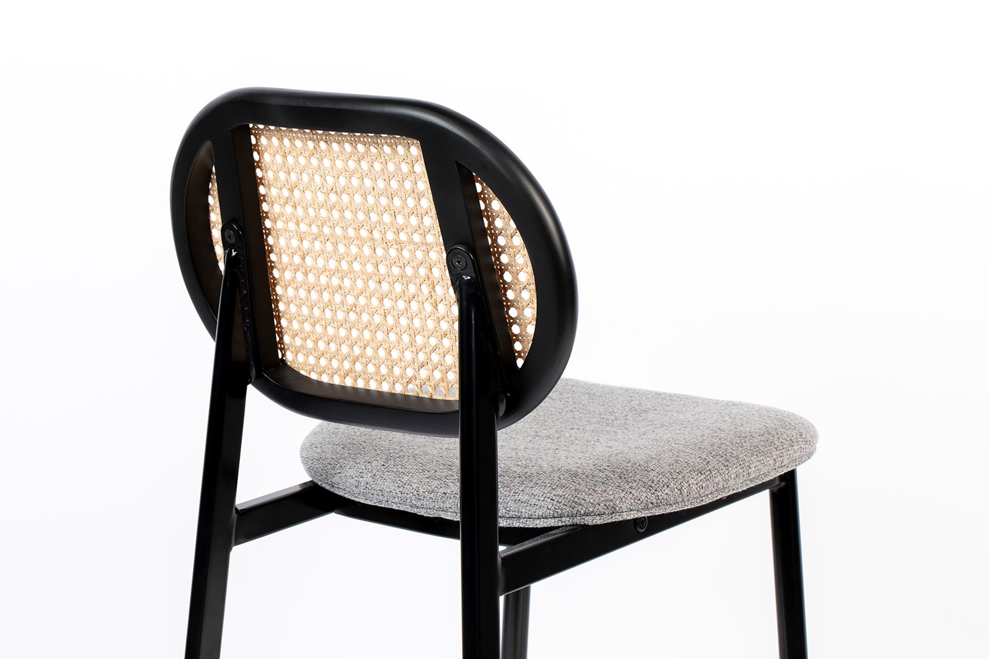 Der Barstuhl Spike von Zuiver vereint modernes Design mit Komfort und ist die ideale Wahl für stilvolle Bars und Küchen.