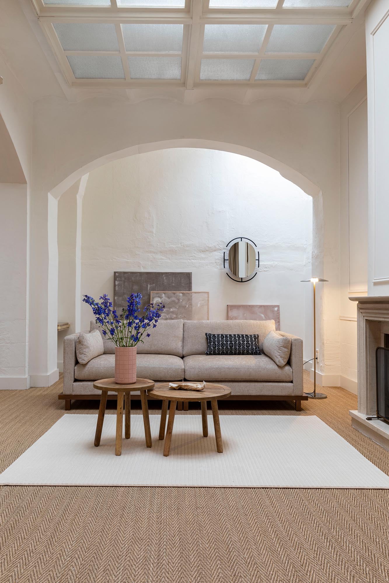 Entdecken Sie das elegante Blossom 3-Sitzer Sofa von Zuiver, das mit seinem zeitgemäßen Design und hochwertigen Materialien überzeugt.