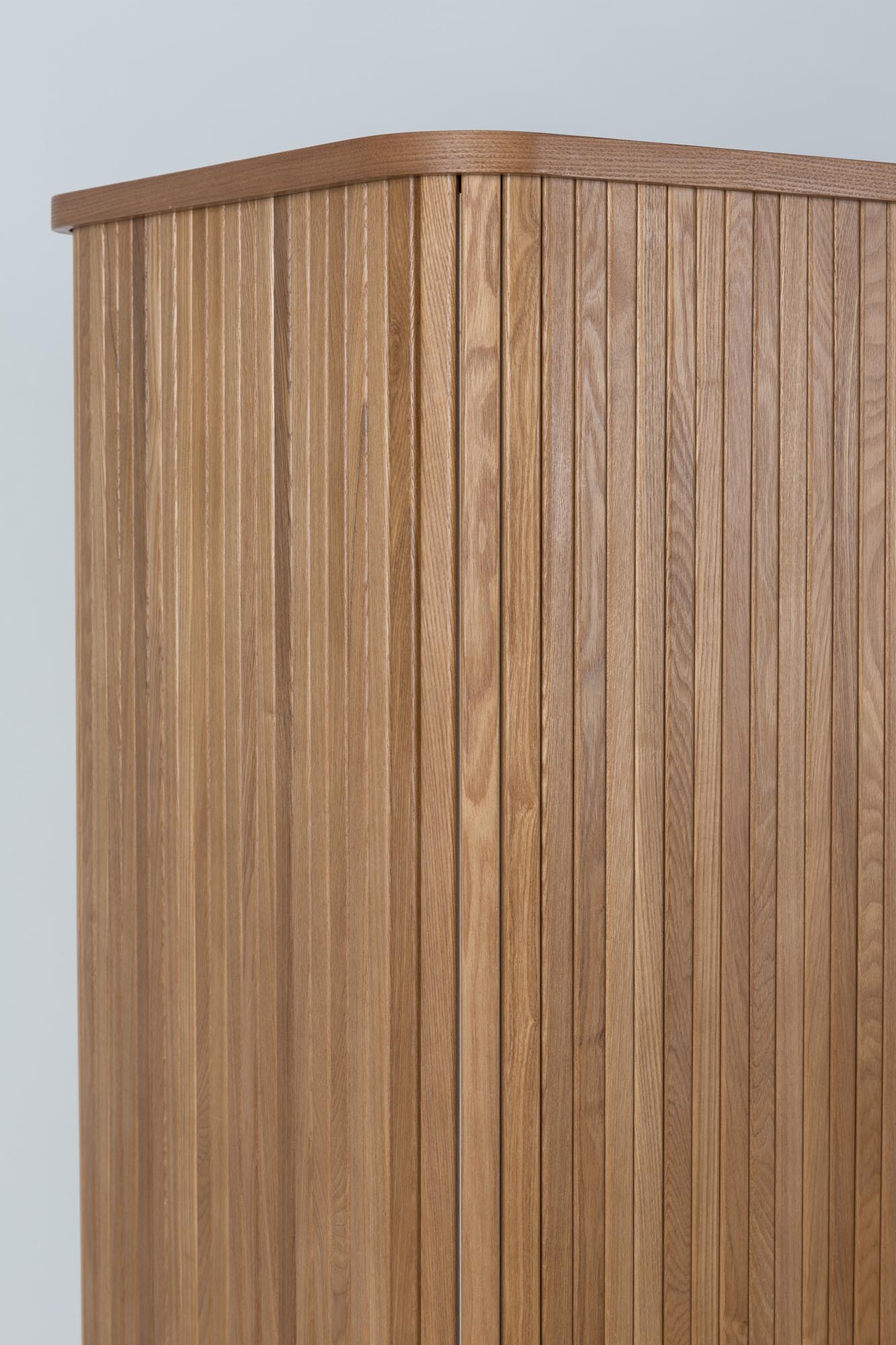Das Sideboard Barbier von Zuiver vereint elegantes Design mit funktionalem Stauraum und verleiht jedem Raum einen Hauch von Stil.