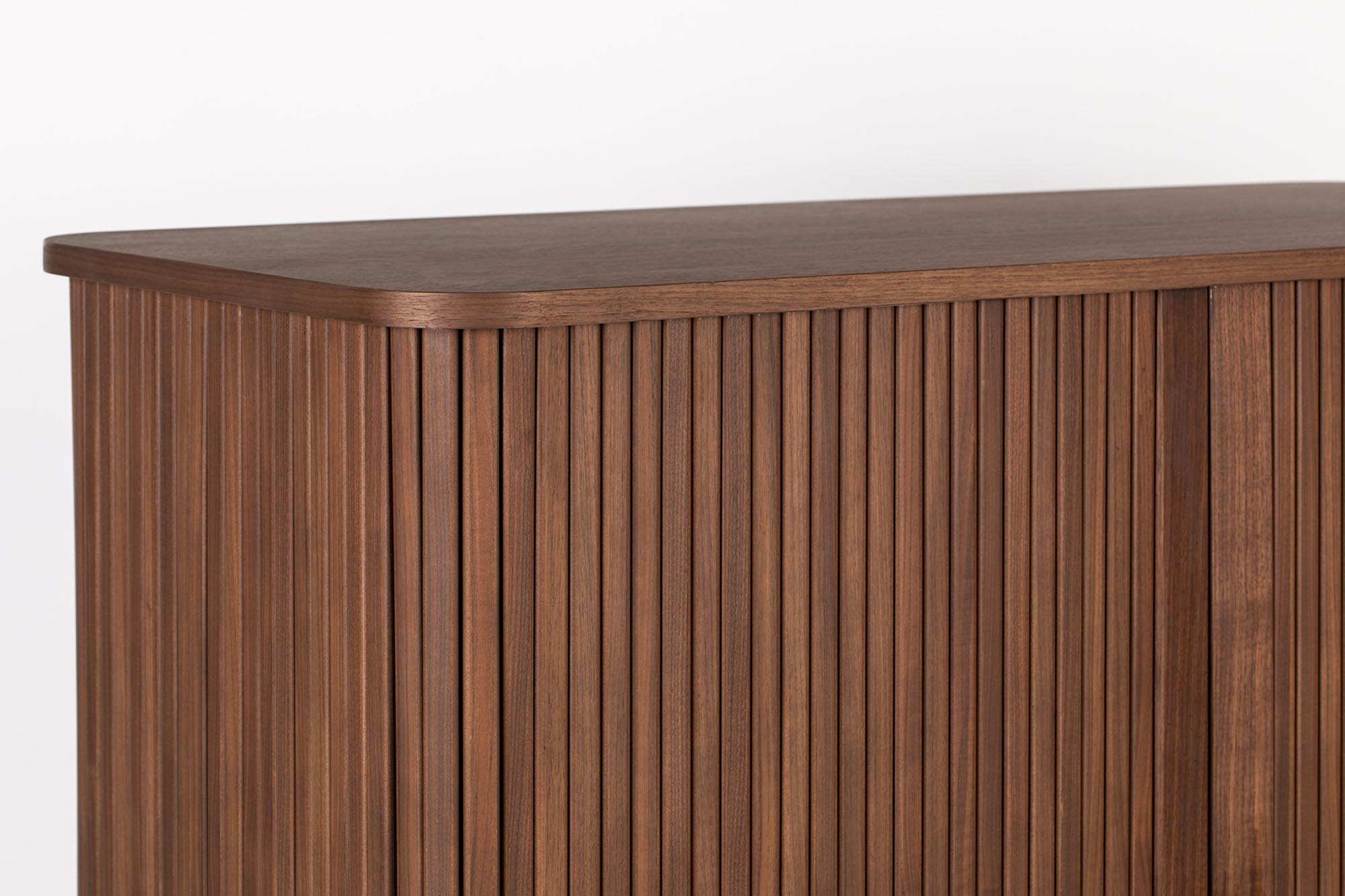 Elegantes High-Sideboard Barbier von Zuiver, das modernes Design mit nostalgischen Akzenten vereint und jedem Raum Charakter verleiht.