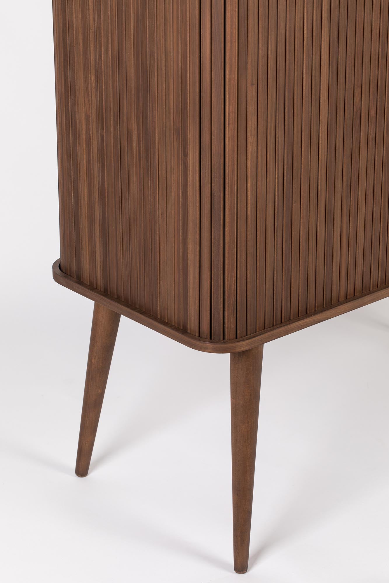Elegantes High-Sideboard Barbier von Zuiver, das durch seine klare Linienführung und vielseitige Nutzungsmöglichkeiten besticht.