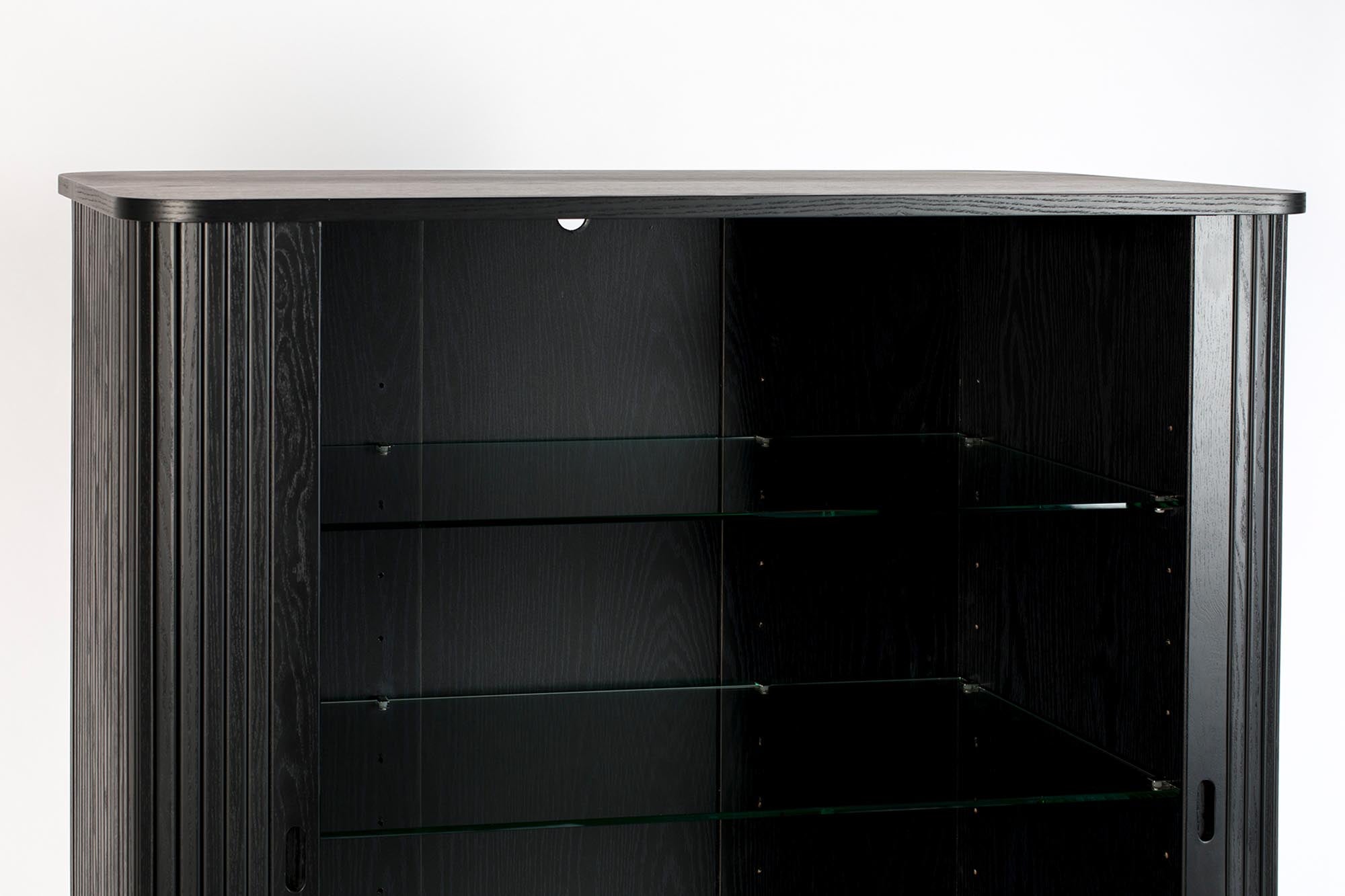 Elegantes High-Sideboard Barbier von Zuiver, vereint stilvolle Retro-Ästhetik mit praktischen Stauraumlösungen.