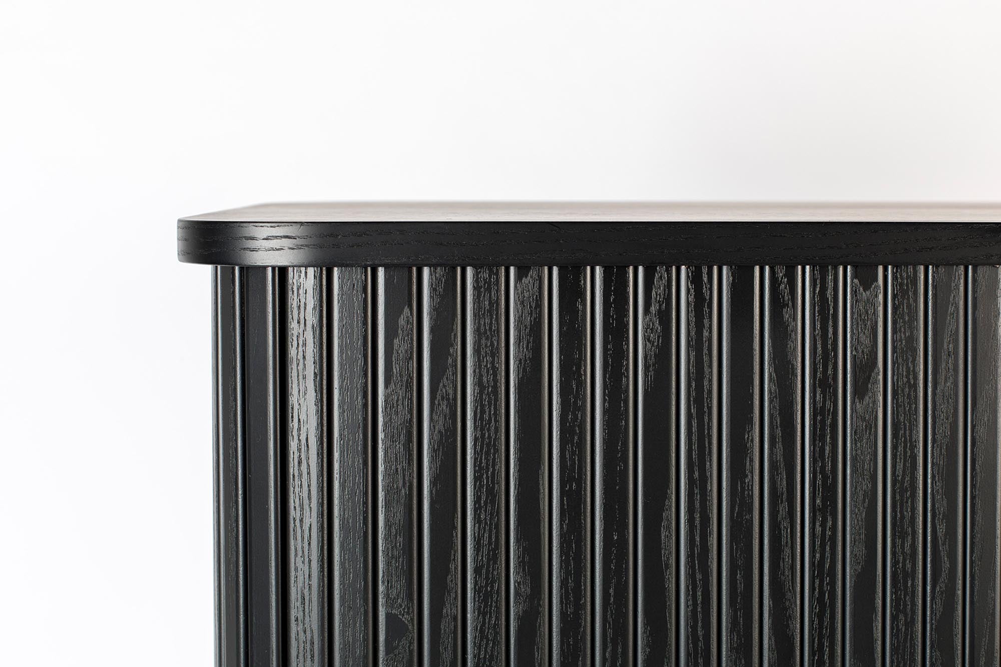 Stylisches High-Sideboard Barbier von Zuiver, das durch seine klare Linienführung und ansprechende Holzoptik besticht und idealen Stauraum bietet.