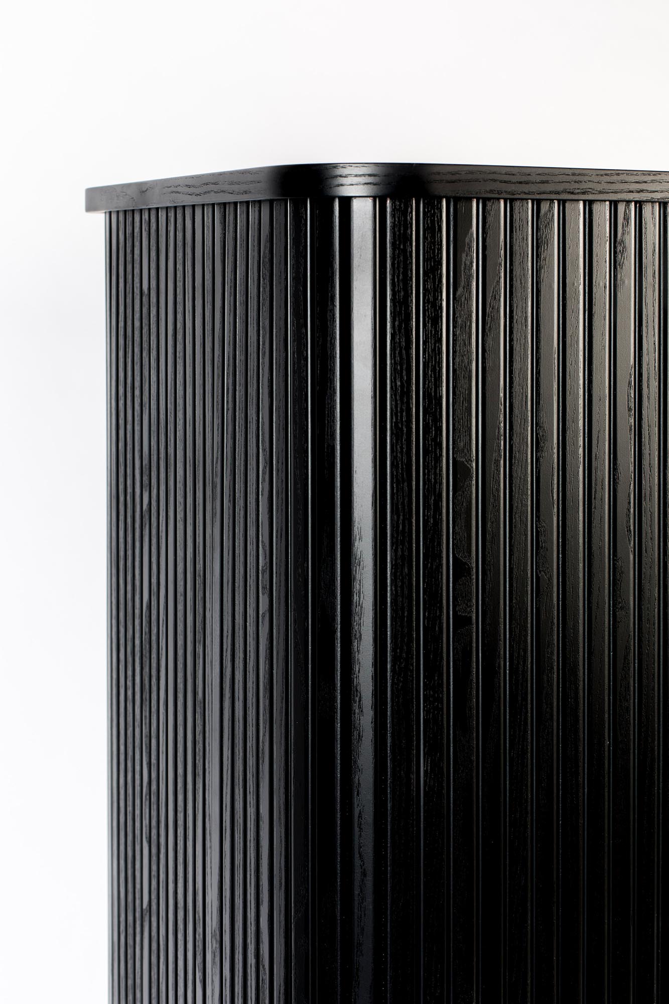 Elegantes High-Sideboard Barbier von Zuiver, das modernes Design mit funktionalem Stauraum vereint und jeden Raum aufwertet.
