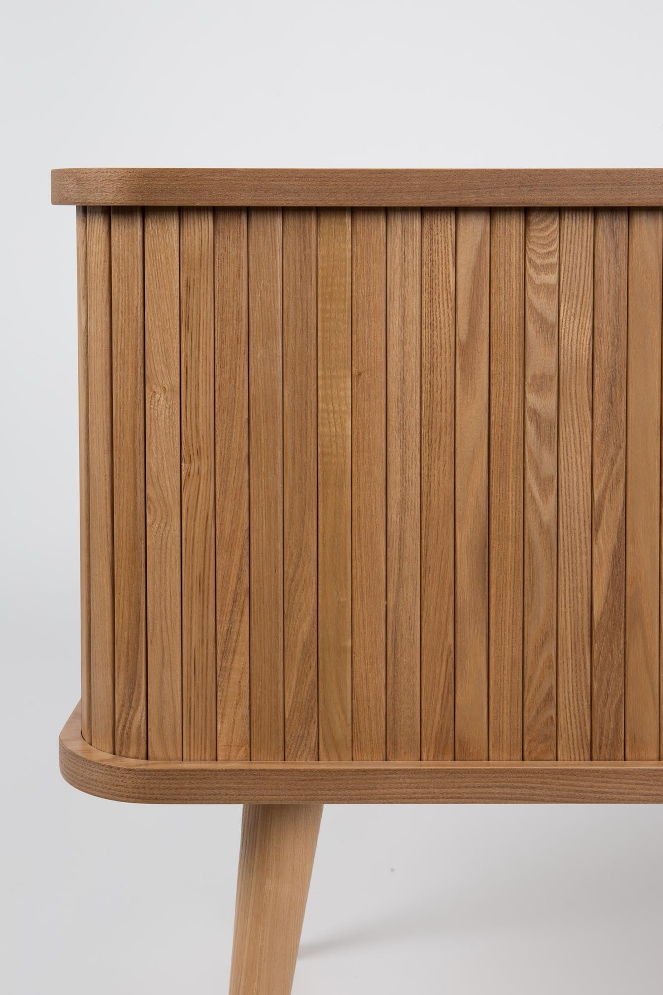 Das Sideboard Barbier von Zuiver vereint stilvolle Ästhetik mit praktischen Stauraumlösungen und verleiht Ihrem Zuhause einen Hauch von Modernität.