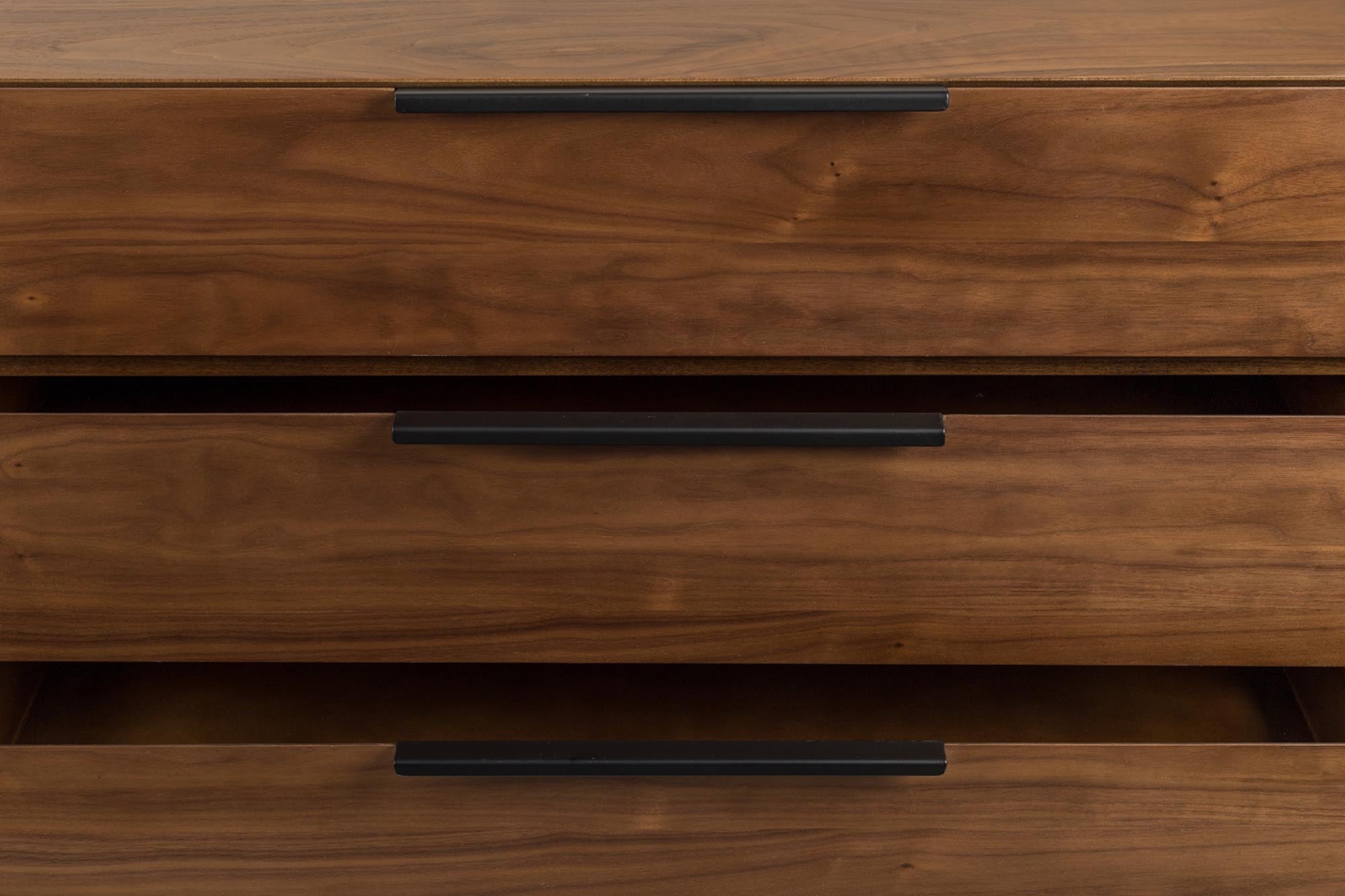 Modernes Sideboard Travis von Zuiver, das Funktionalität und zeitgemäßes Design vereint, ideal für jedes Wohnambiente.