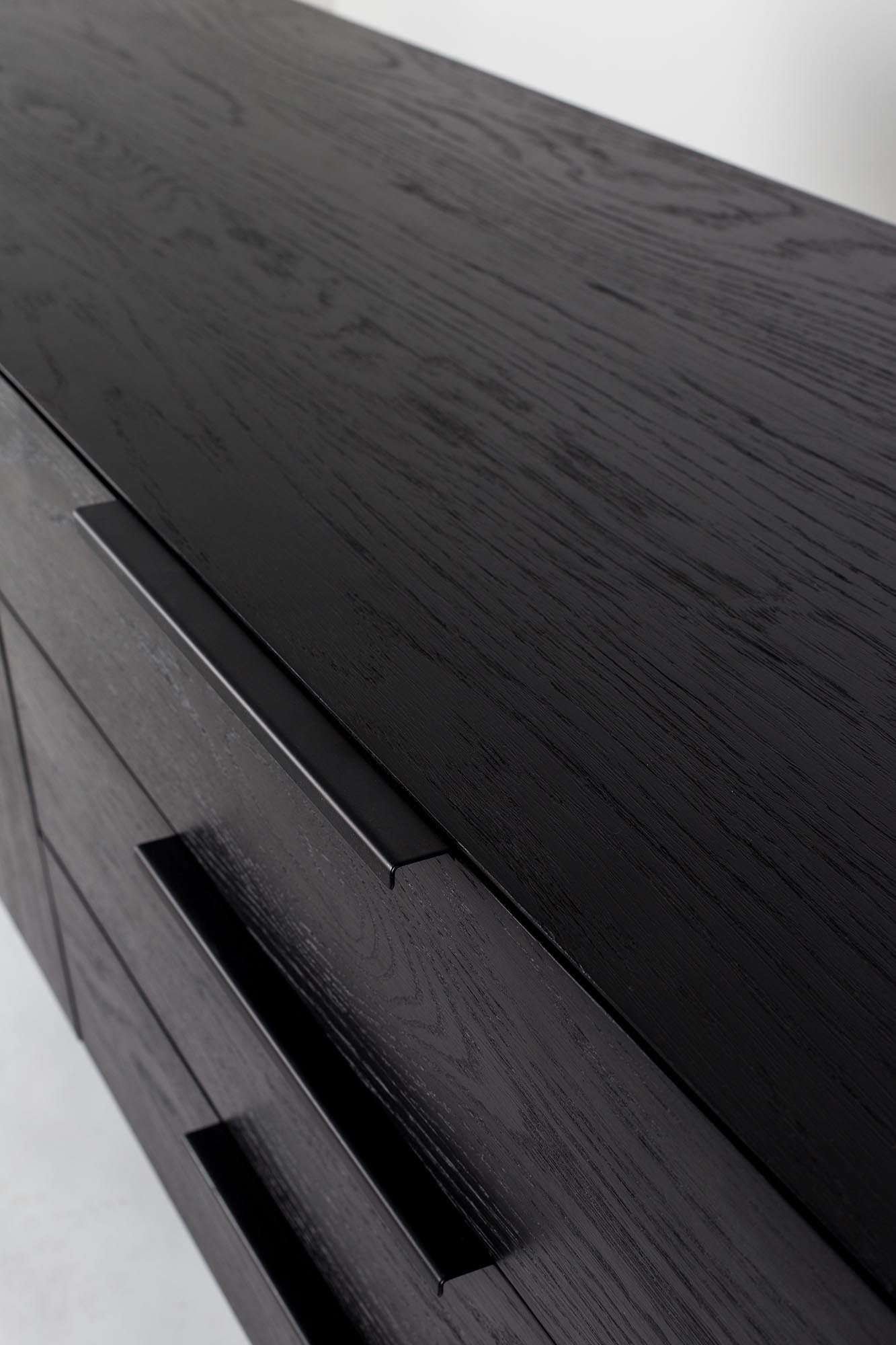 Entdecken Sie das Sideboard "Travis" von Zuiver: Stilvolles Design, praktische Aufbewahrung und lebendige Farben für Ihr Zuhause.