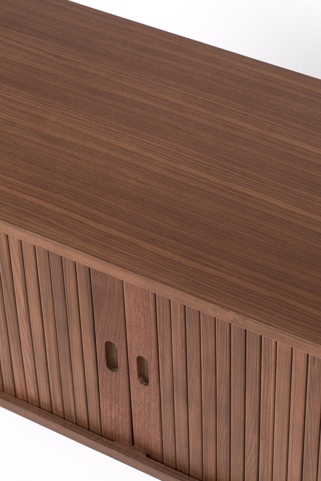 Entdecken Sie das Sideboard Barbier von Zuiver – stilvolle Eleganz trifft auf praktische Aufbewahrungslösungen für Ihr Zuhause.