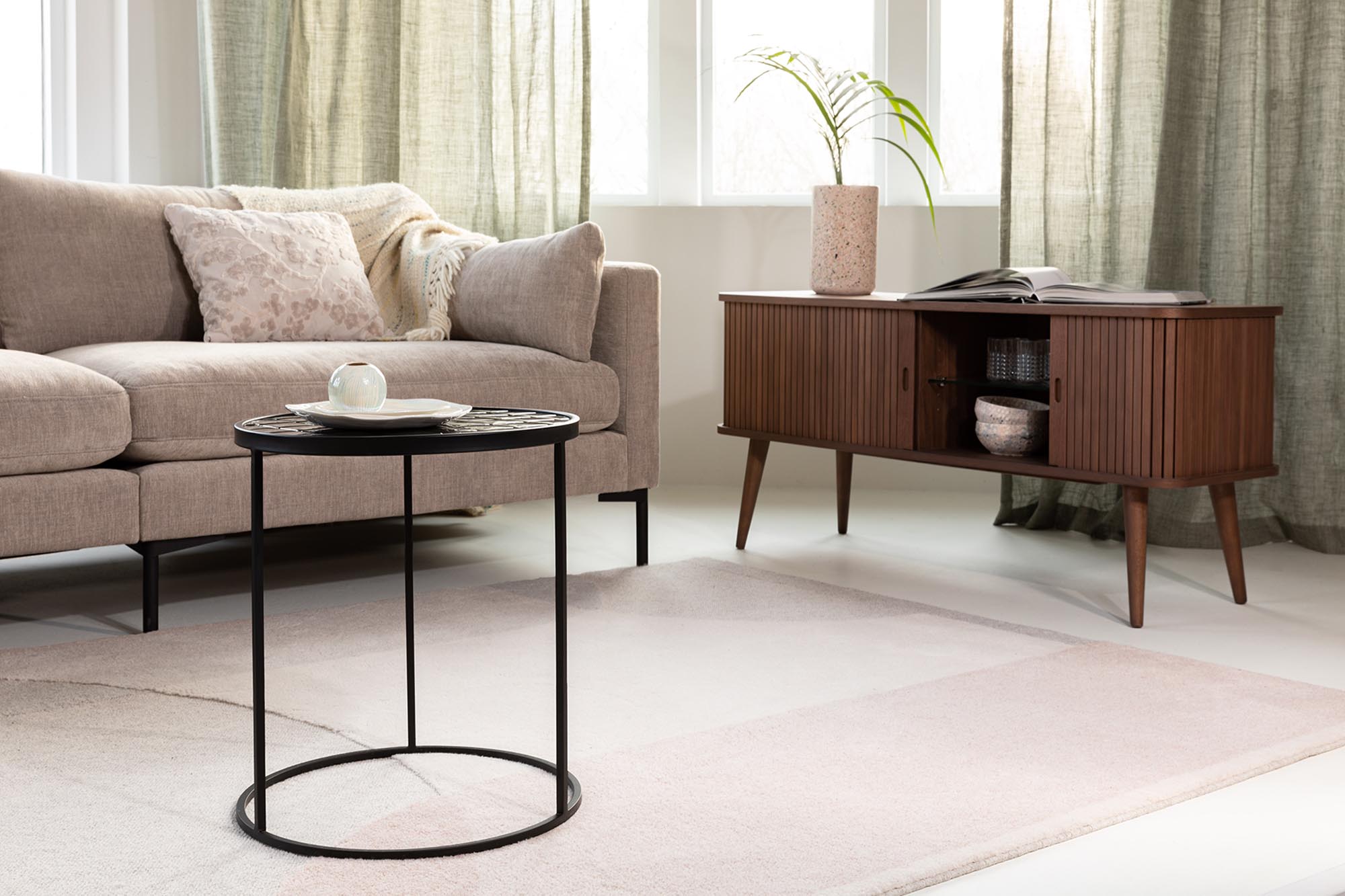 Stylisches High-Sideboard Barbier von Zuiver, das modernes Design mit nostalgischem Flair kombiniert und idealen Stauraum bietet.