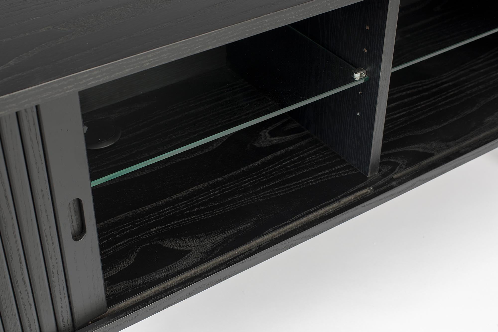 Elegantes High-Sideboard Barbier von Zuiver, ideal für modernen Wohnraum, bietet großzügigen Stauraum und ansprechendes Design.