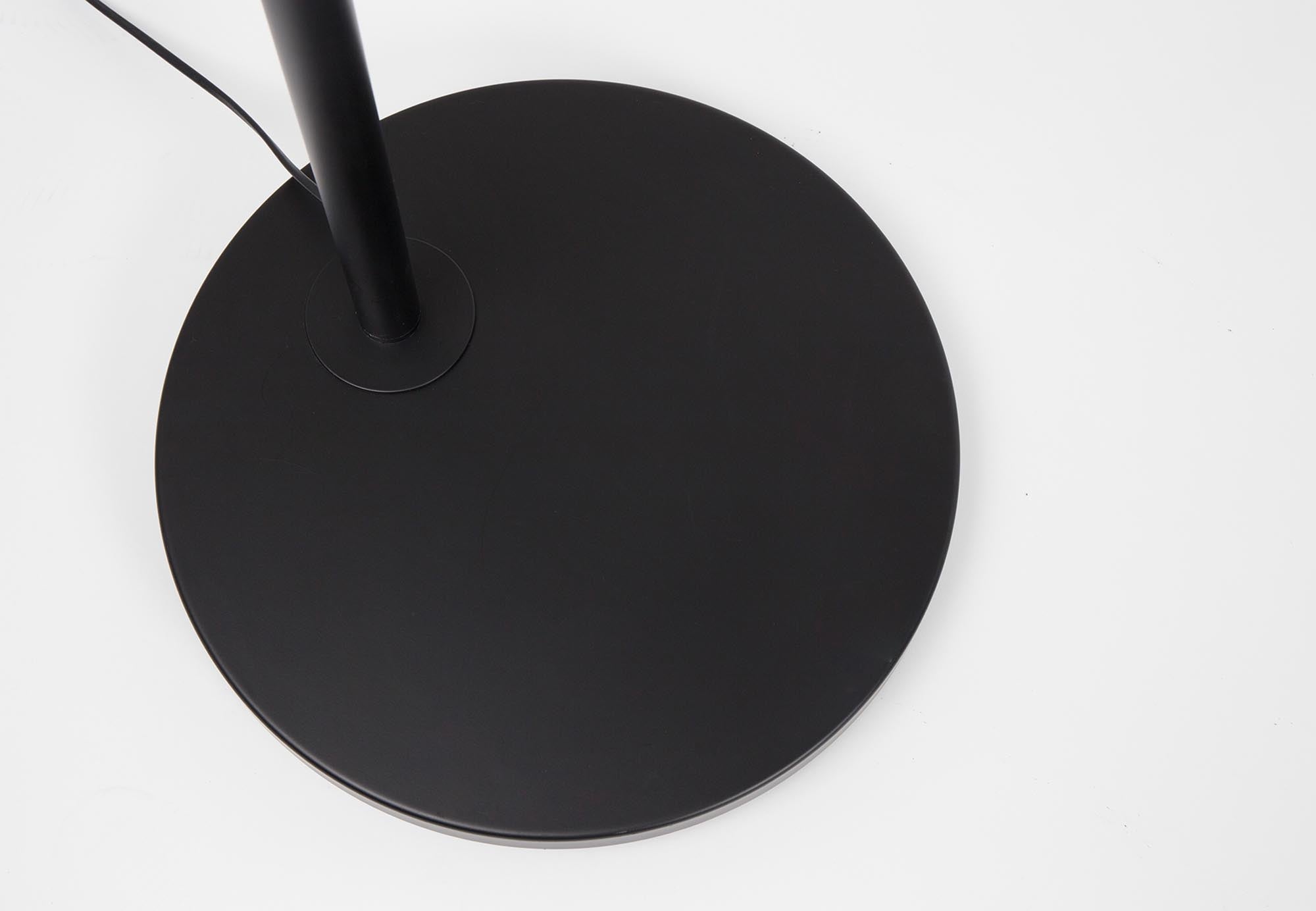 Moderne Stehleuchte ARC von Zuiver mit schickem, minimalistischen Design. Höhenverstellbar und perfekt für stimmungsvolle Beleuchtung im Wohnraum.