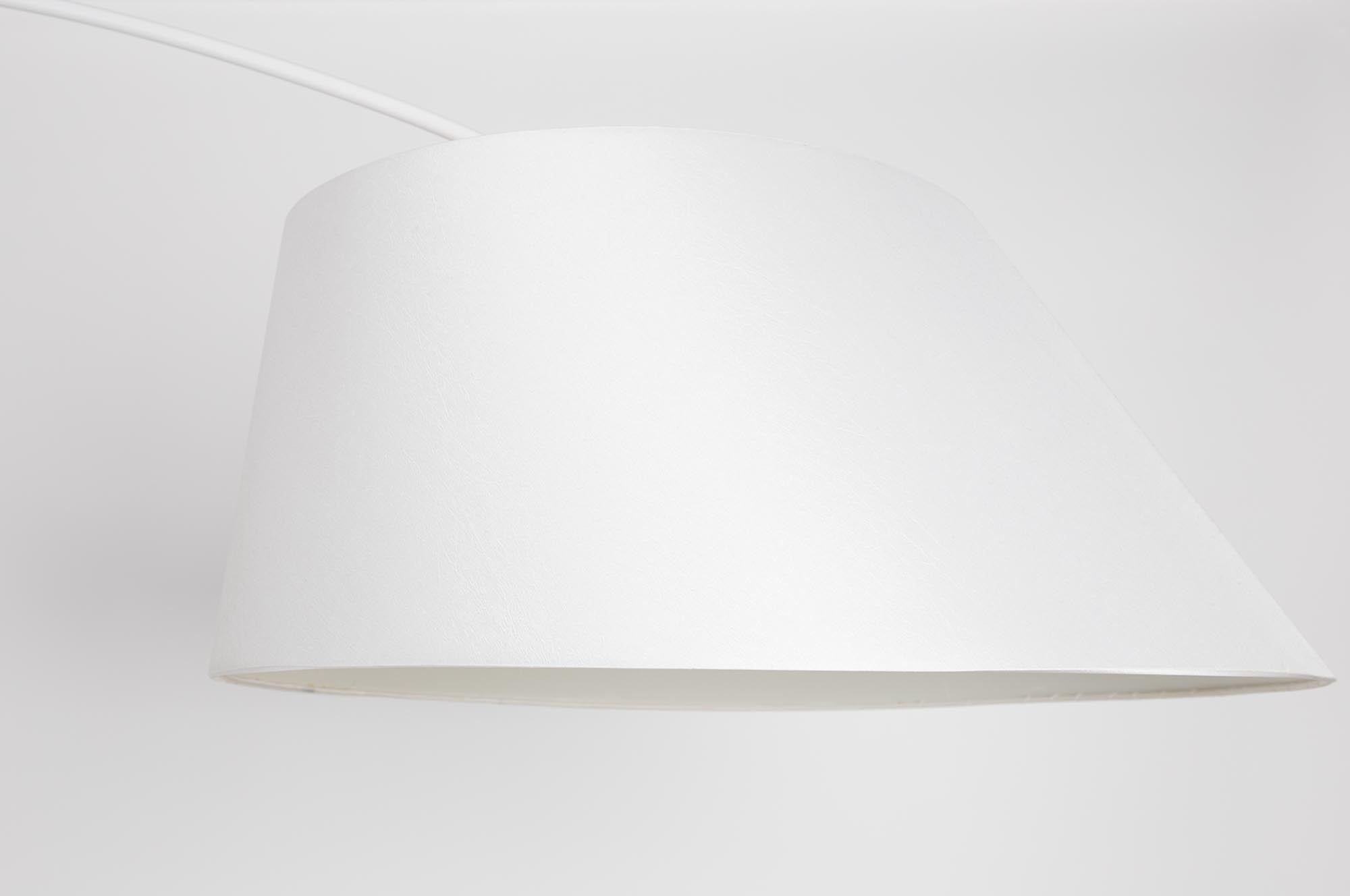 Moderne Stehleuchte ARC von Zuiver, die mit ihrem minimalistischen Design und warmem Licht jeden Raum stilvoll aufwertet.