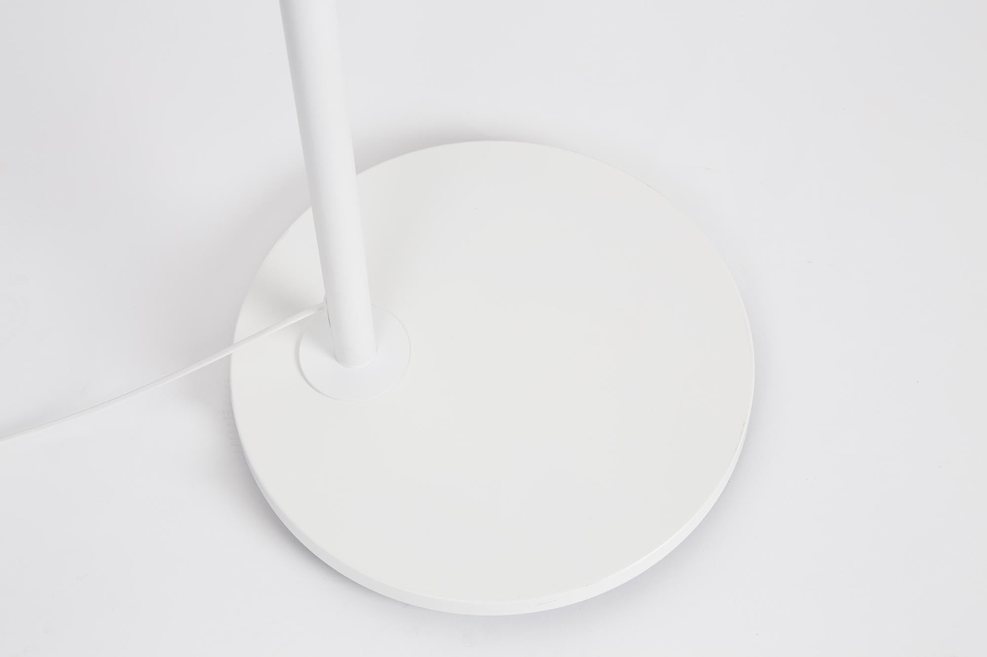 Elegante Stehleuchte ARC von Zuiver, die durch ihr zeitloses Design und sanfte Beleuchtung eine gemütliche Atmosphäre schafft.