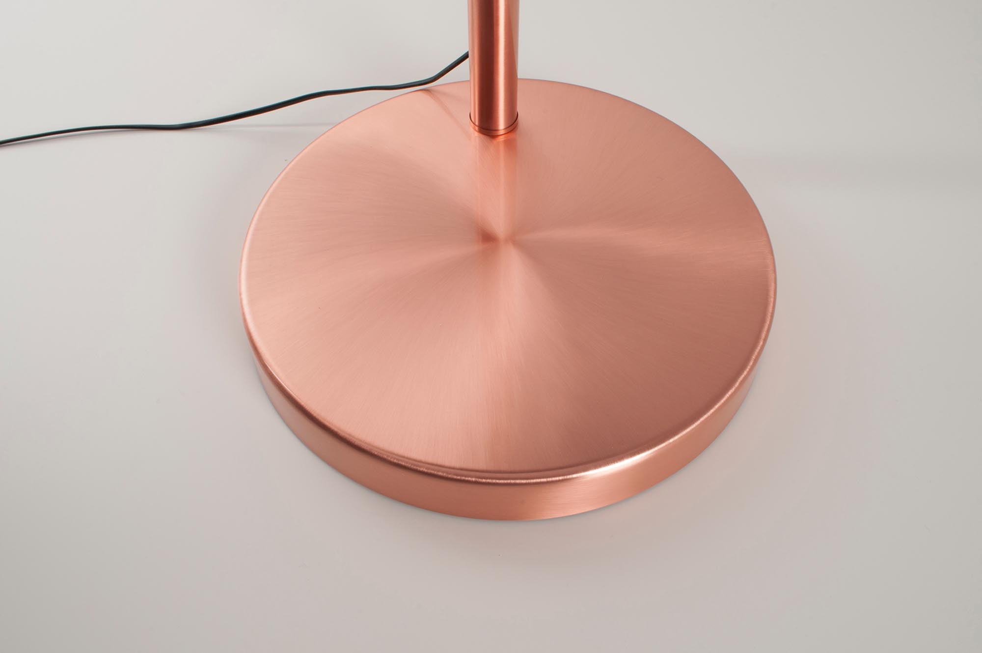 Moderne Stehleuchte Metal Bow von Zuiver, aus hochwertigem Metall, mit schwenkbarem Lampenschirm und anpassbarer Höhe für individuelle Lichtakzente.