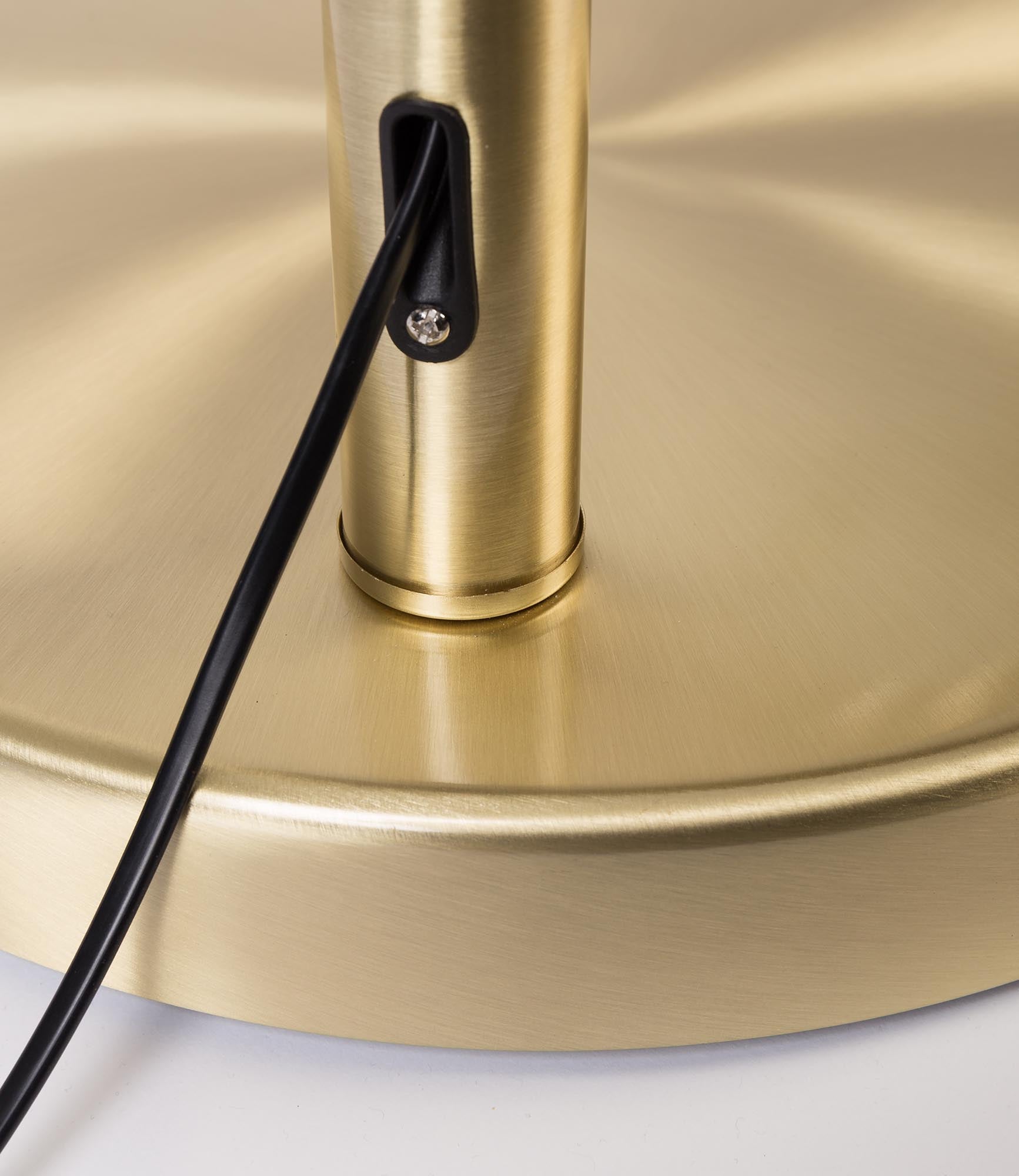 Moderne Stehleuchte Metal Bow von Zuiver, ideal für elegante Wohnräume und stimmungsvolle Beleuchtung.