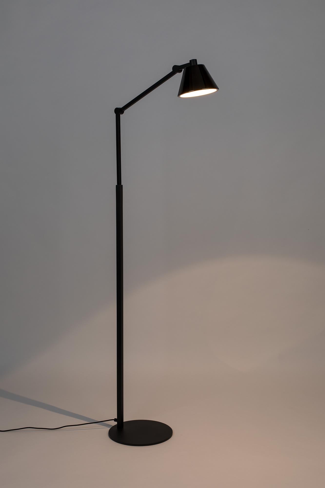 Stehleuchte Lub von Zuiver: Eleganz trifft auf funktionales Design.