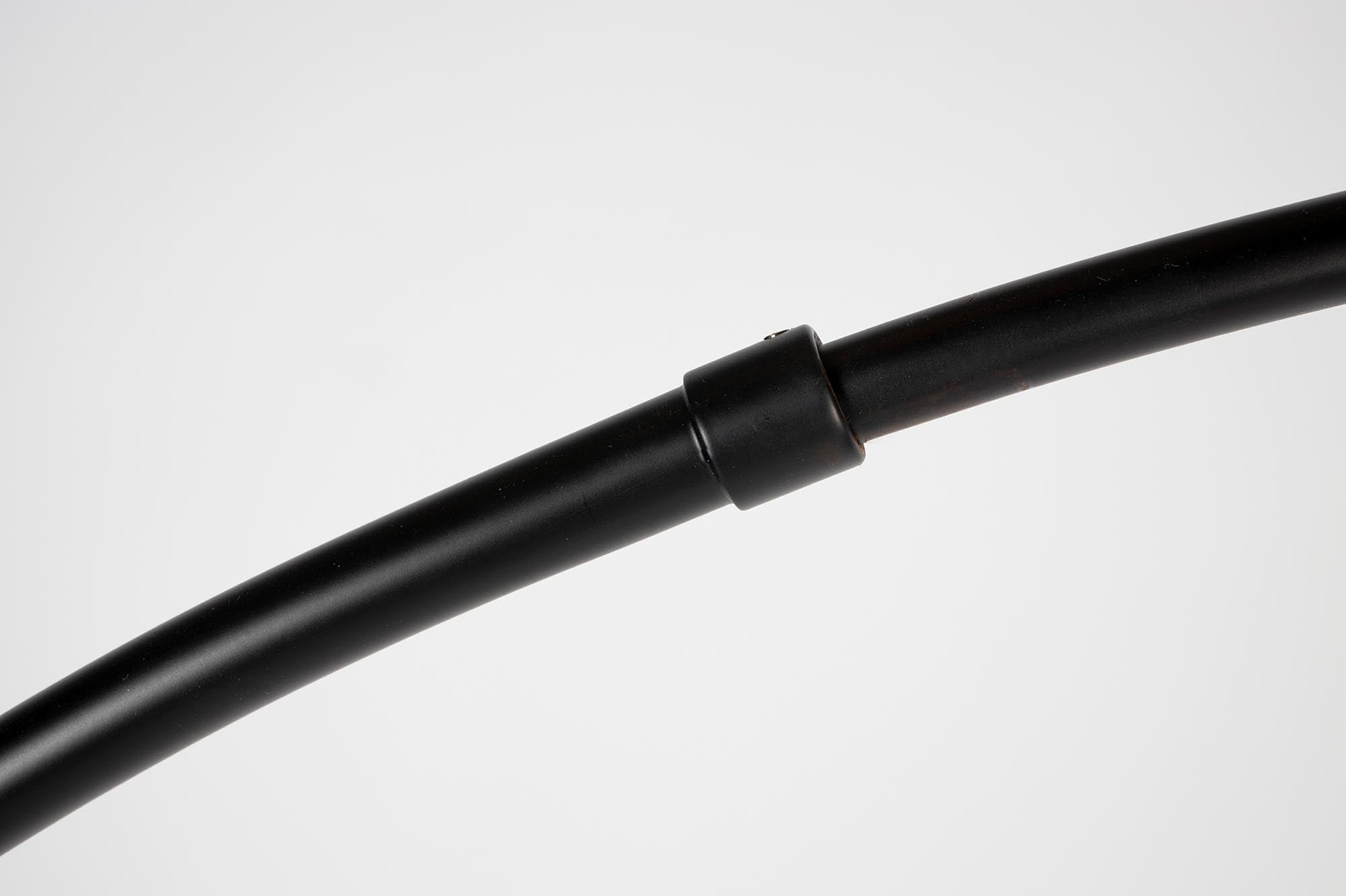 Moderne Stehleuchte Metal Bow von Zuiver, die mit ihrem minimalistischen Design und der eleganten Form jedem Raum Stil verleiht.