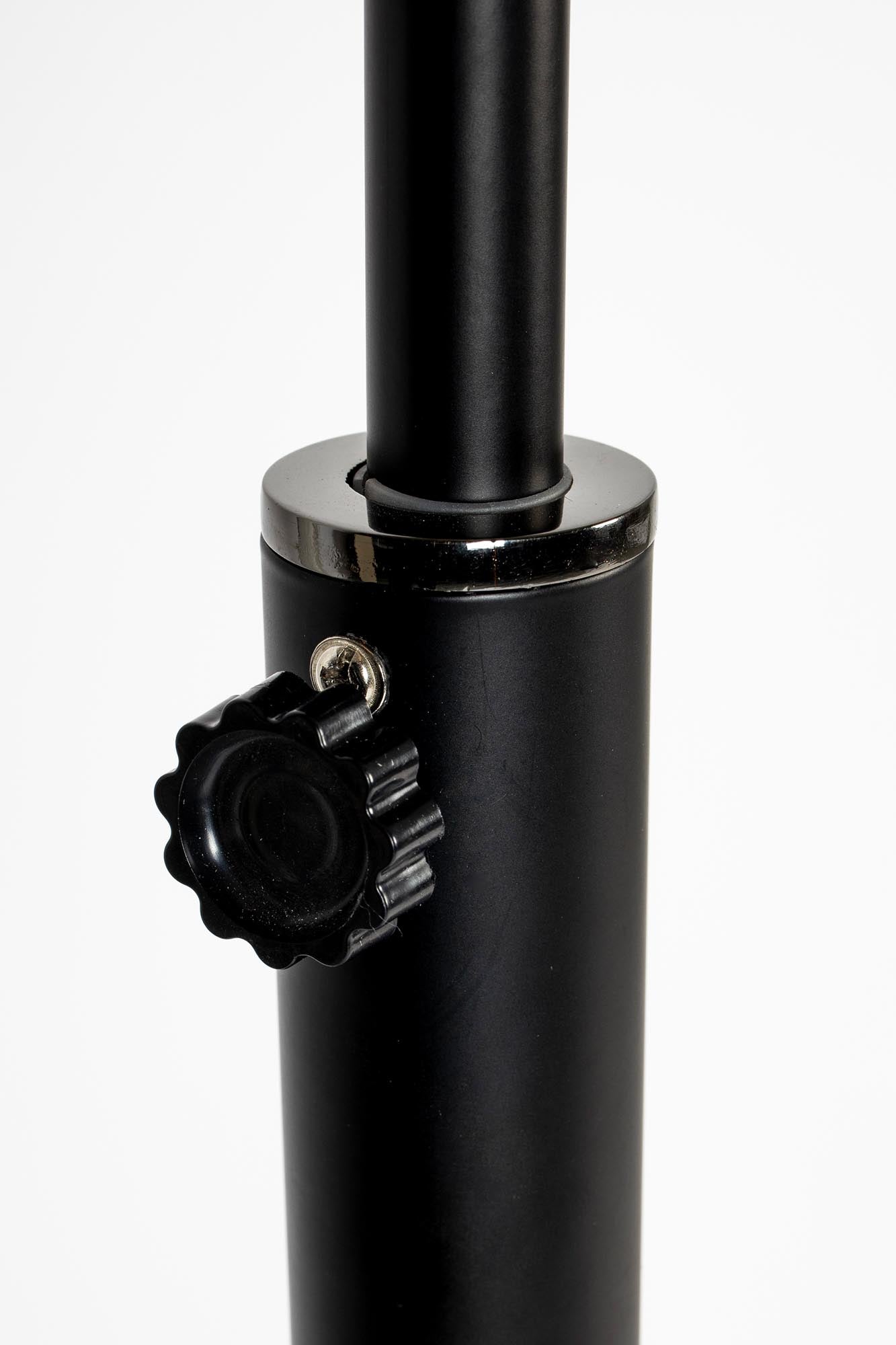 Elegante Stehleuchte Metal Bow von Zuiver – ein Blickfang mit geschwungenem Metallbogen für stilvolle Akzente in jedem Raum.