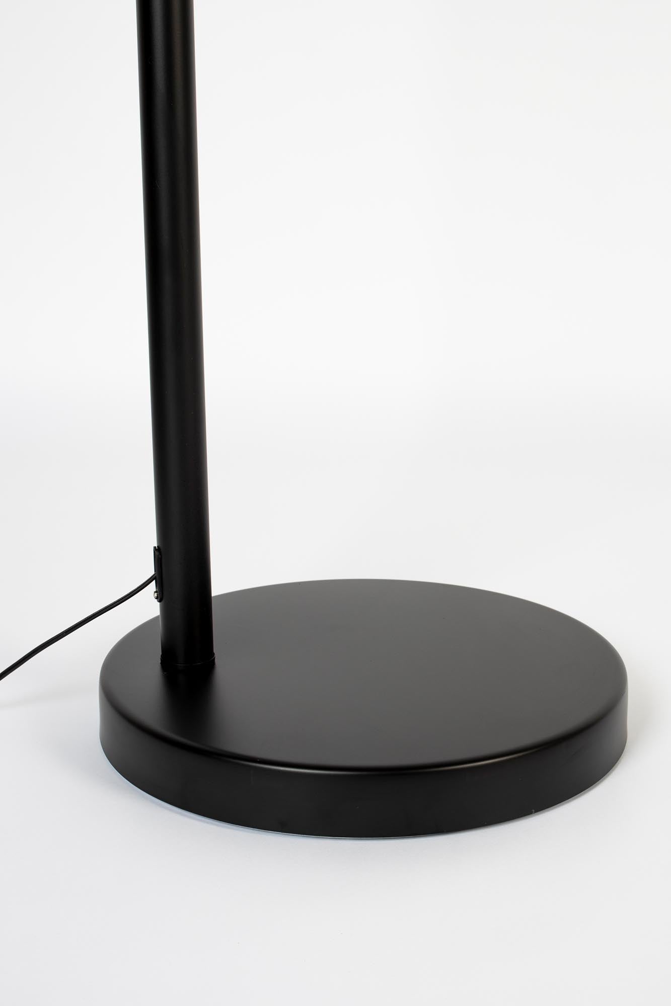 Moderne Stehleuchte Metal Bow von Zuiver mit geschwungenem Design und elegantem Metallbogen, ideal für stimmungsvolle Beleuchtung und Akzente.