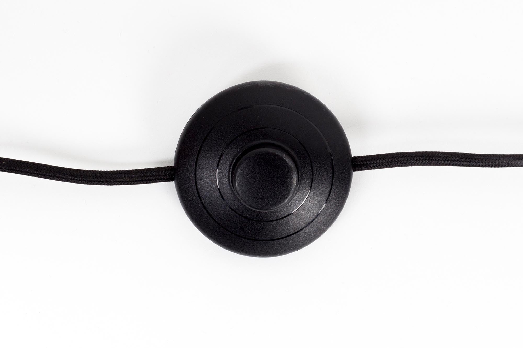 Elegante Stehleuchte Metal Bow von Zuiver mit geschwungenem Metallbogen, perfekt für stilvolle Akzente und gemütliche Lichtstimmung im Raum.