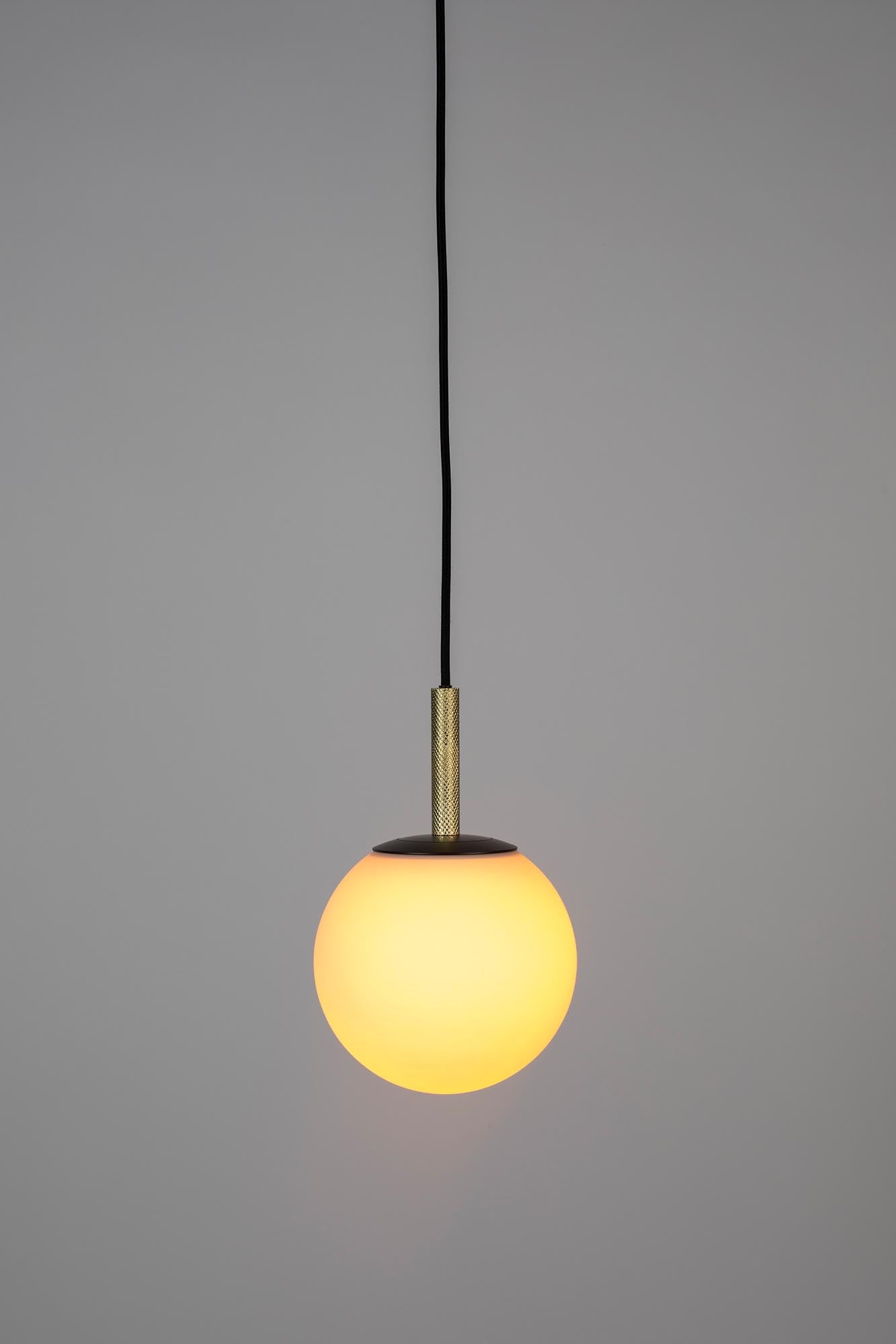 Die Pendelleuchte Orion von Zuiver besticht durch ihr elegantes Design und bringt zeitgemäße Eleganz in Ihr Zuhause.