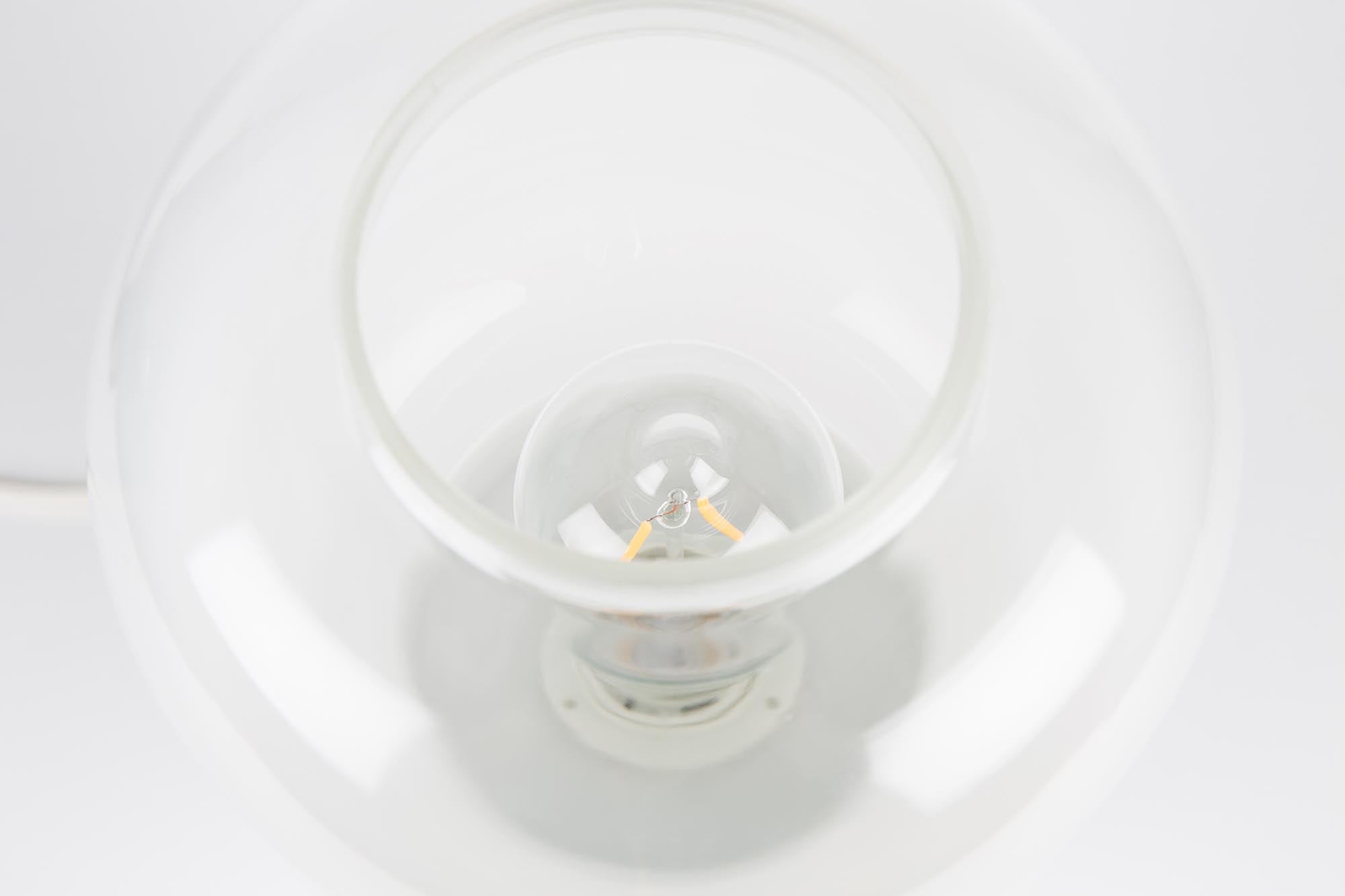 Elegante Tischleuchte Moody von Zuiver, die mit ihrem zeitlosen Design und warmem Licht eine gemütliche Atmosphäre schafft.