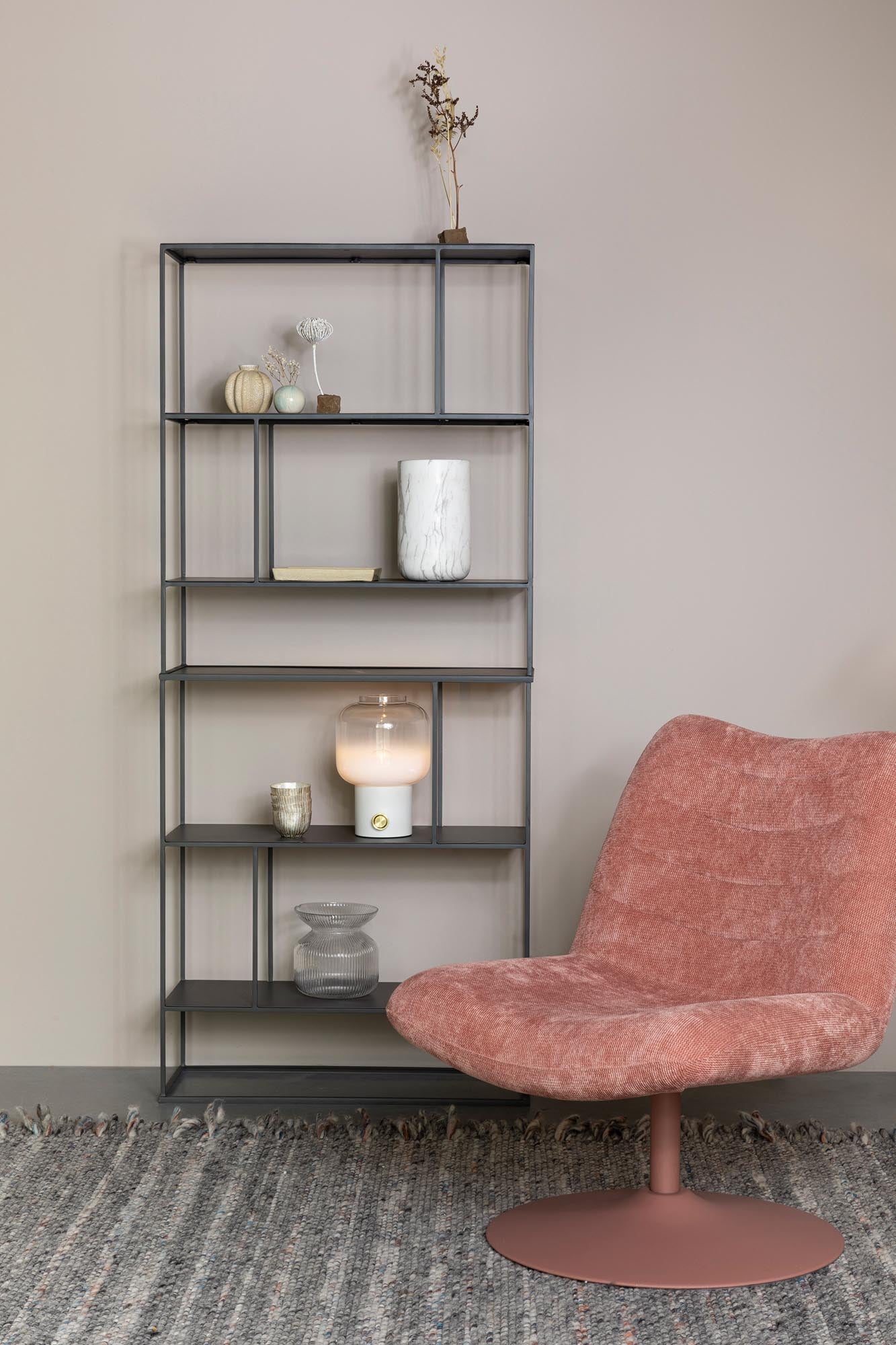 Die Tischleuchte Moody von Zuiver vereint modernes Design mit Funktionalität und sorgt für einladendes Licht in jedem Wohnbereich.