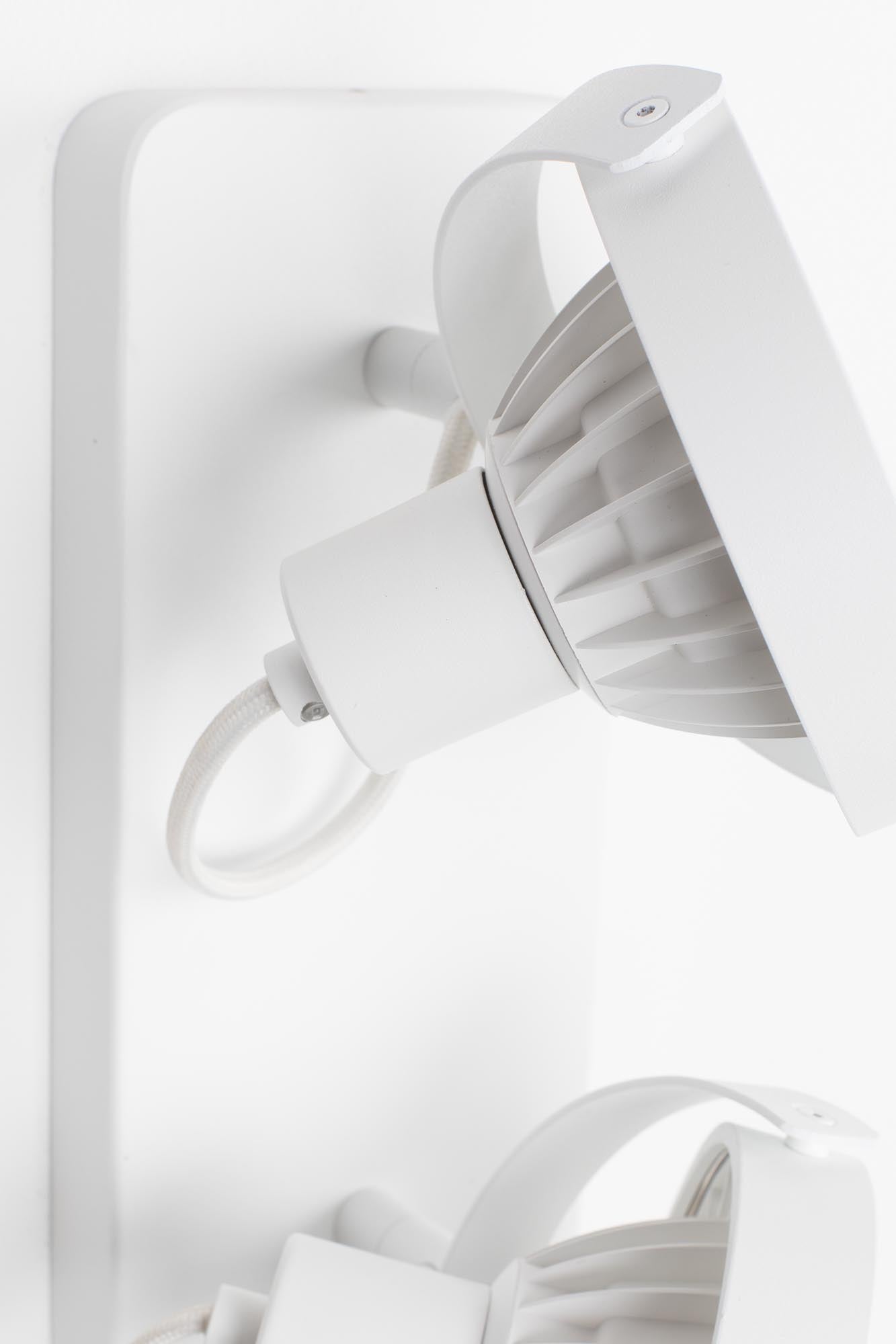 Moderne Deckenleuchte mit zwei flexiblen Spots und hochwertigem Aluminium, ideal für stimmungsvolle Akzente in jedem Raum.
