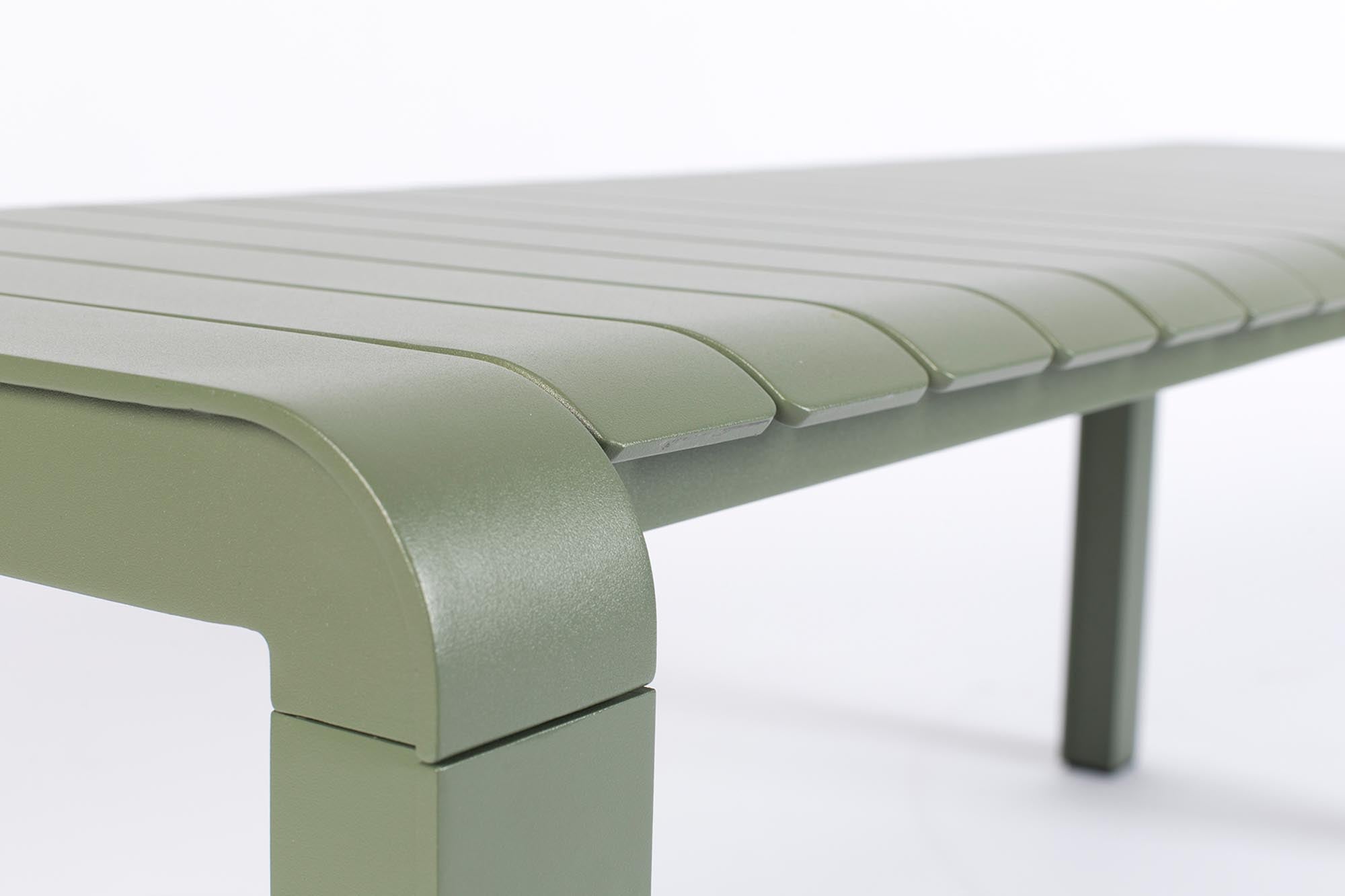 Elegante Gartenbank Vondel von Zuiver, aus langlebigem Aluminium, perfekt für gemütliche Momente im Garten oder auf der Terrasse.