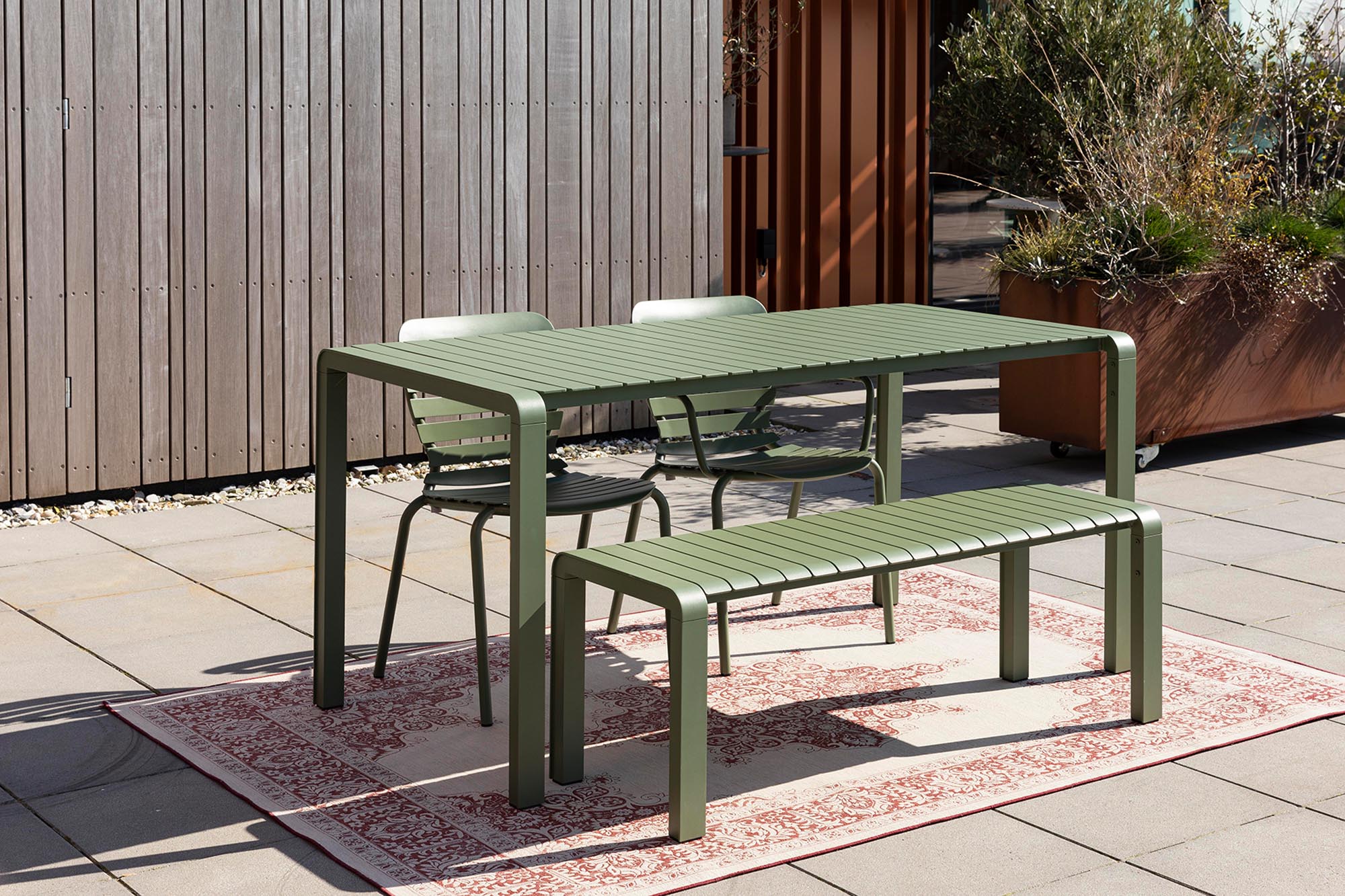 Elegante Gartenbank Vondel von Zuiver, aus langlebigem Aluminium, perfekt für gemütliche Stunden im Garten oder auf der Terrasse.