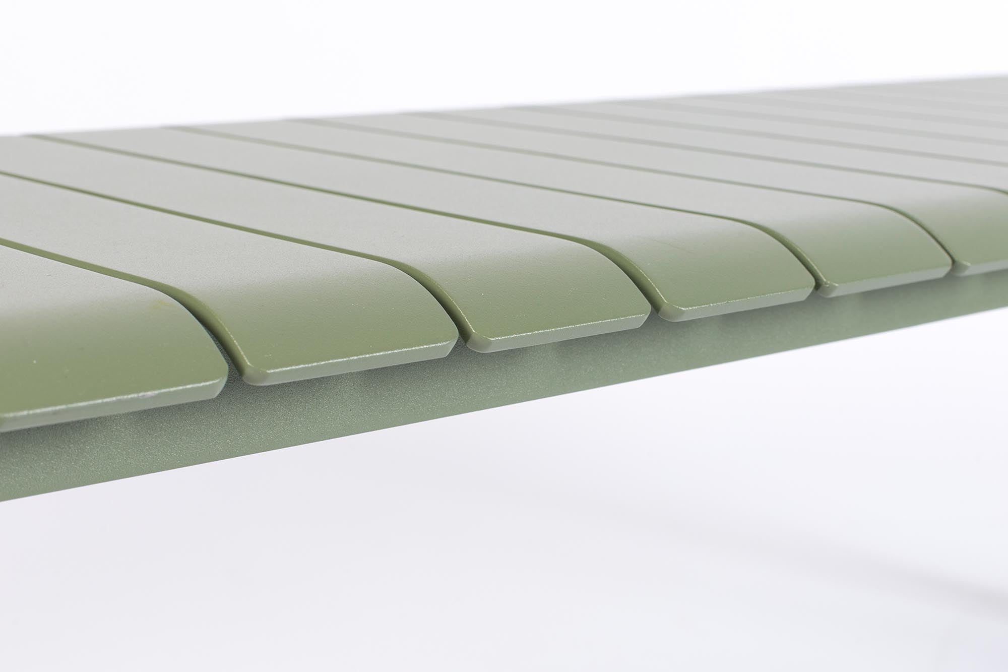 Elegante Gartenbank Vondel von Zuiver, gefertigt aus robustem, wetterfestem Aluminium für langlebigen Komfort im Freien.