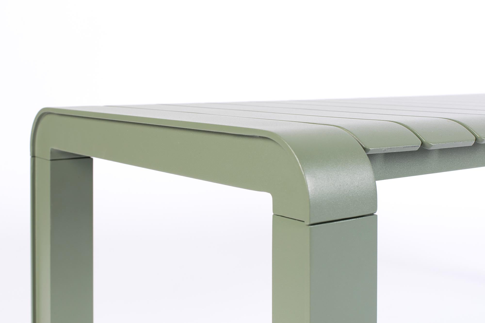 Die stilvolle Gartenbank Vondel von Zuiver vereint modernes Design mit wetterfestem Aluminium, ideal für entspannte Stunden im Freien.