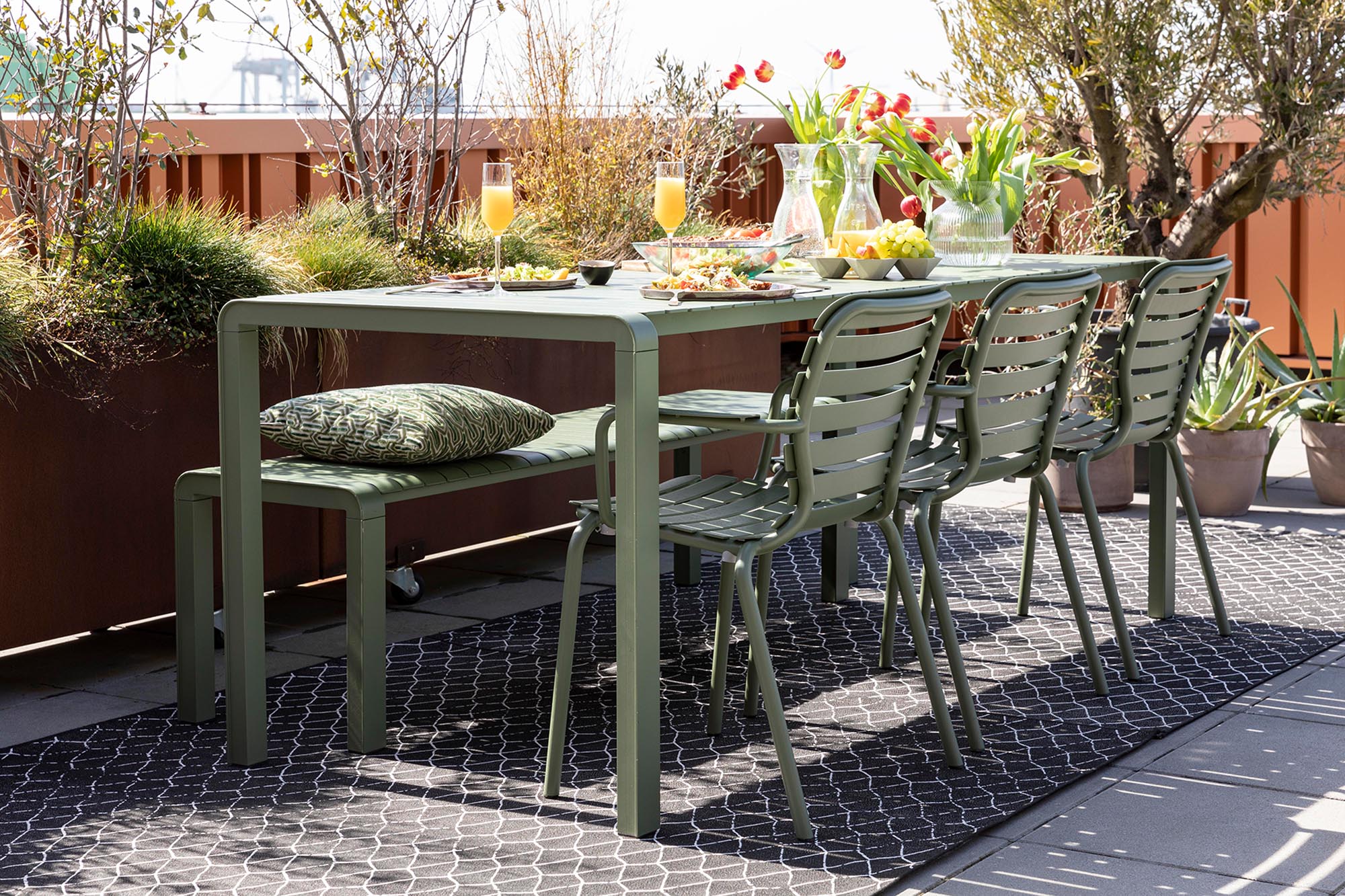 Moderner Gartenstuhl Vondel von Zuiver mit bequemen Armlehnen, perfekt für gemütliche Momente im Garten oder auf der Terrasse.
