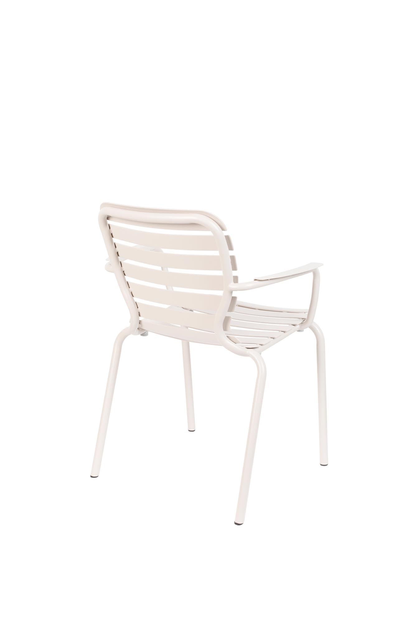 Der elegante Gartenstuhl Vondel von Zuiver vereint modernes Design mit optimalem Sitzkomfort. Perfekt für entspannte Momente im Freien.