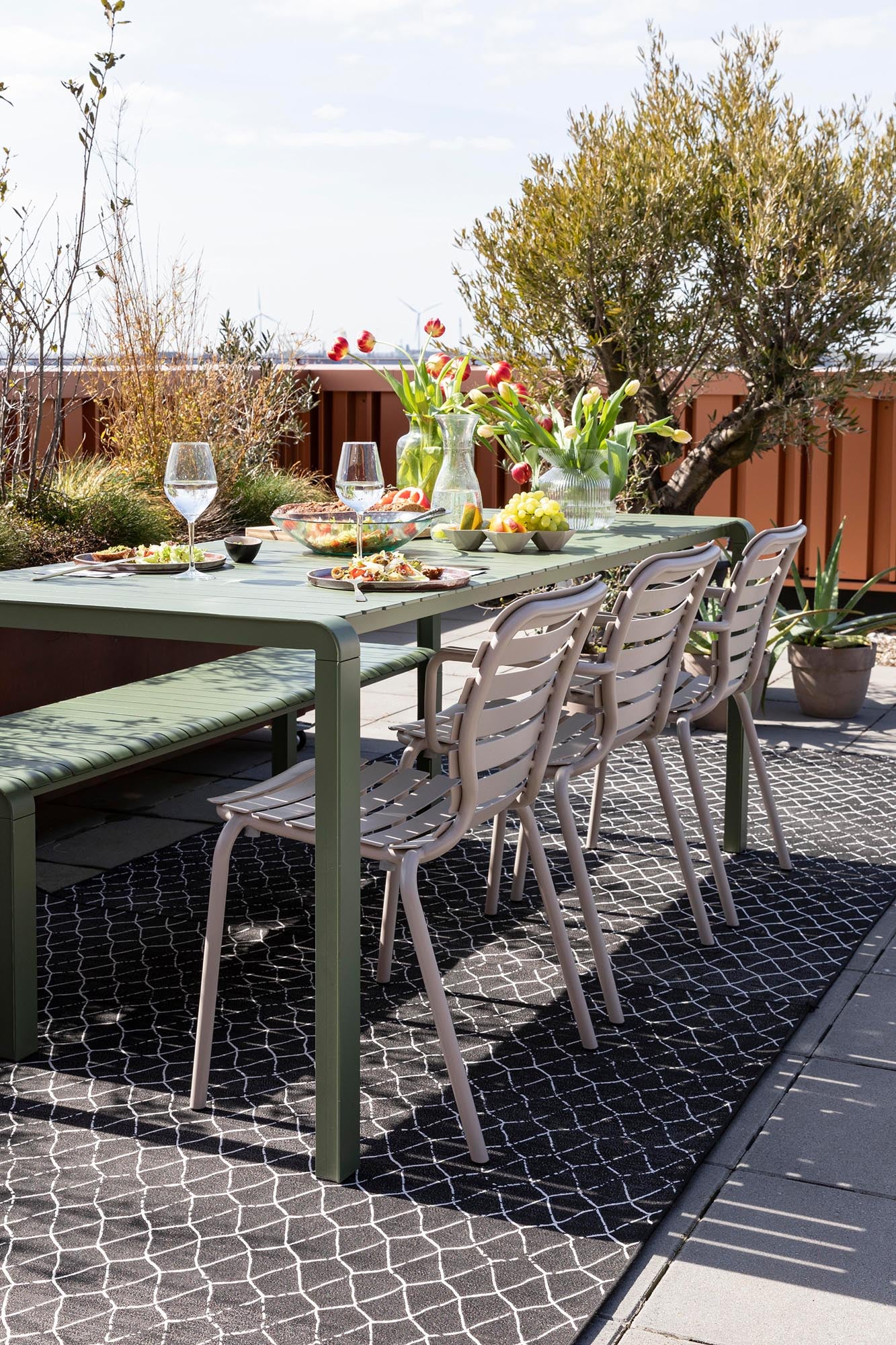 Eleganter Gartenstuhl Vondel von Zuiver mit komfortablen Armlehnen, perfekt für stilvolle Entspannung im Garten oder auf der Terrasse.